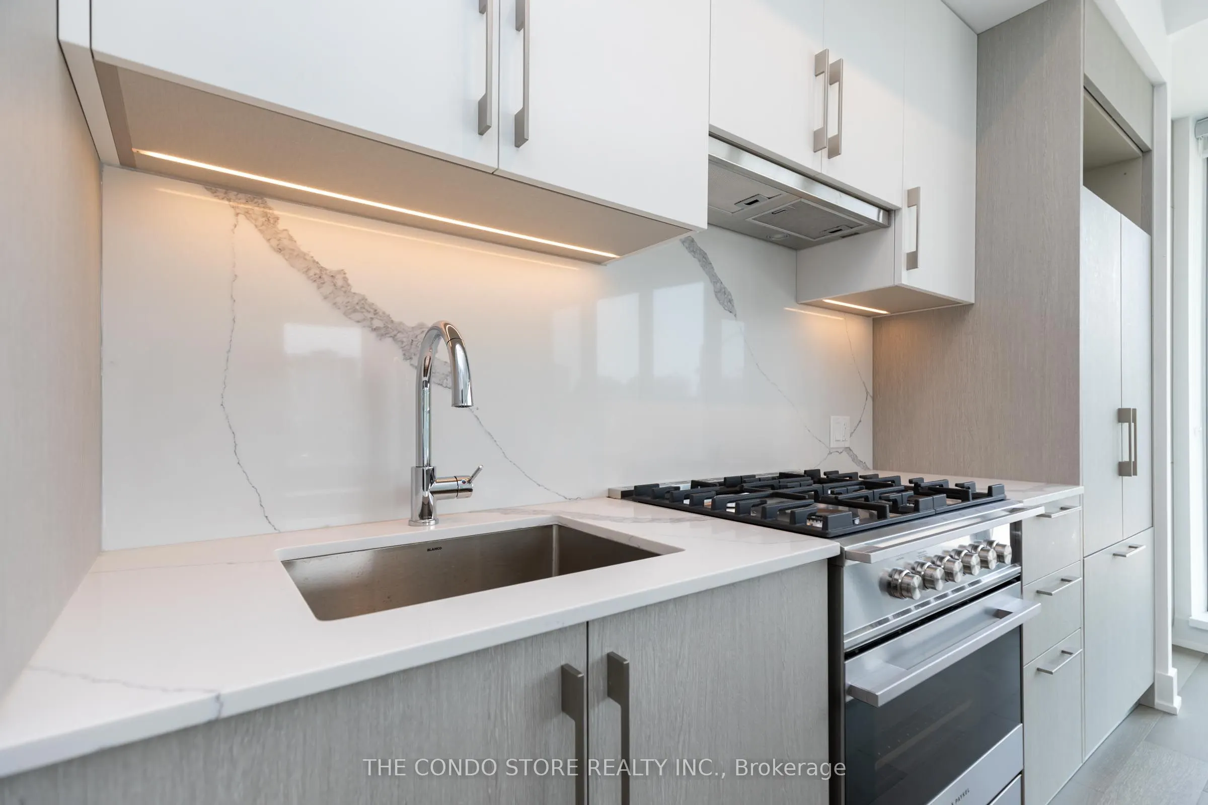8 Manor Road W, #302