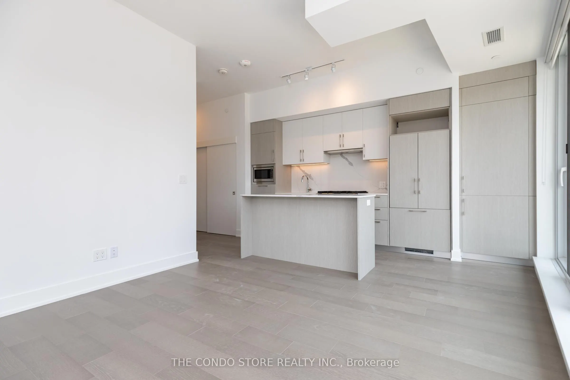 8 Manor Road W, #302