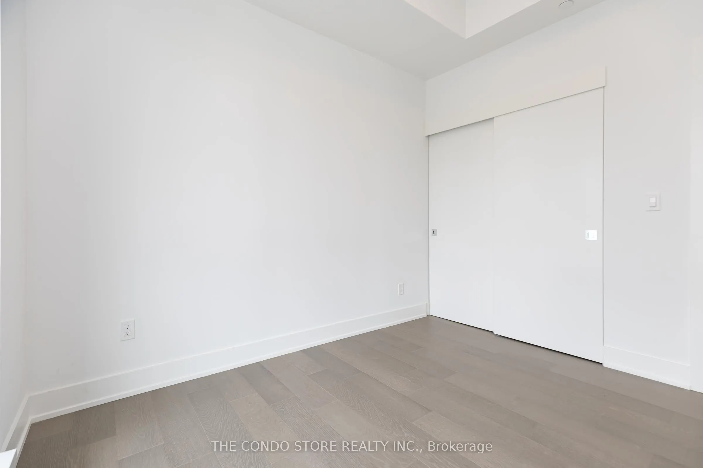 8 Manor Road W, #302