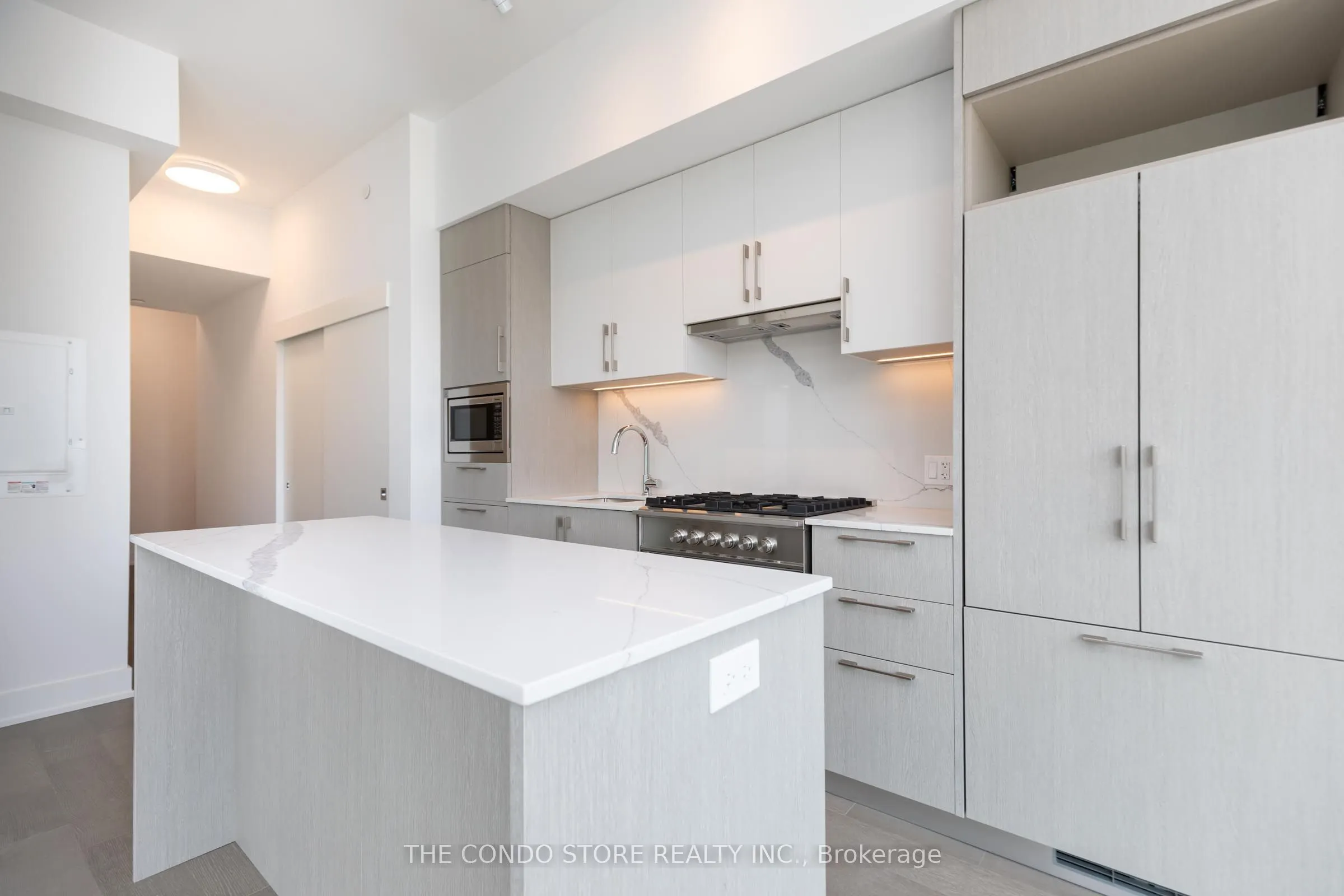8 Manor Road W, #302