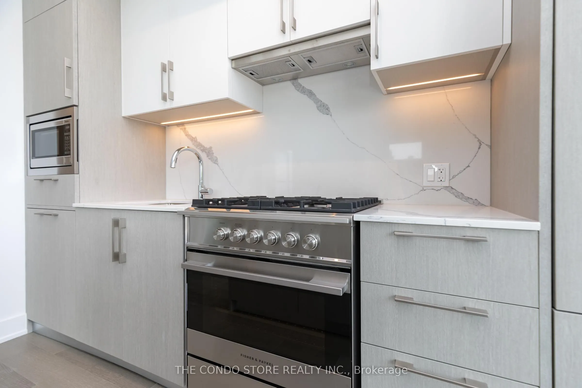 8 Manor Road W, #302