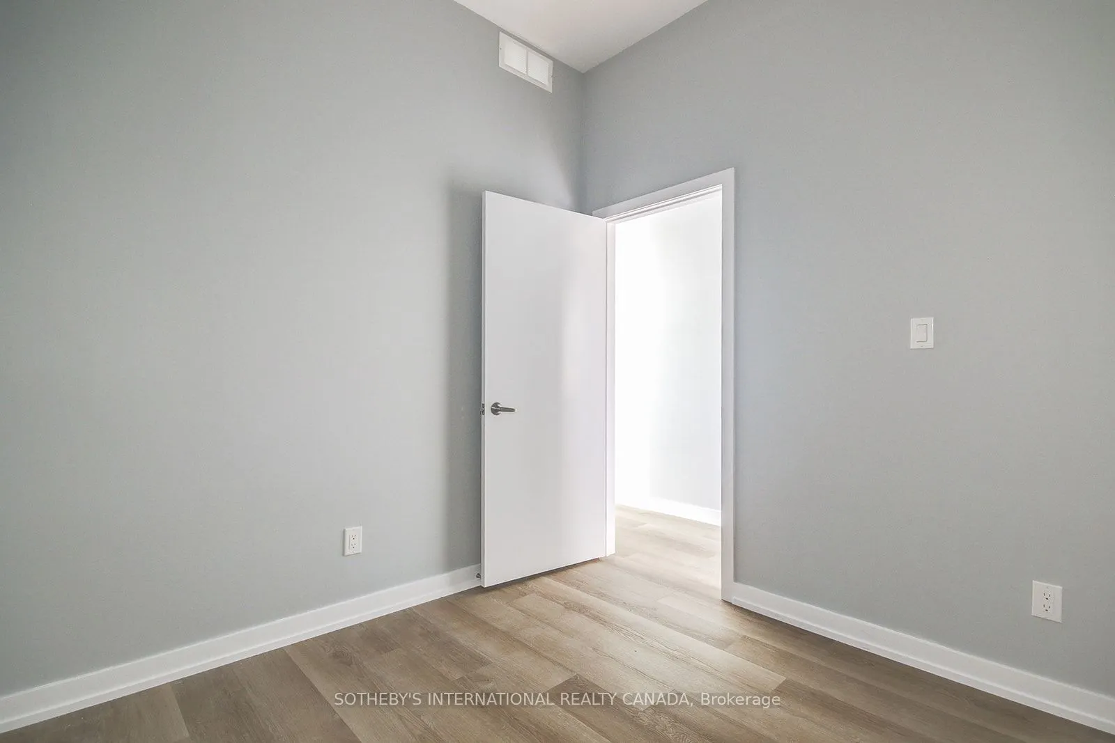 453 Dundas Street W, #3
