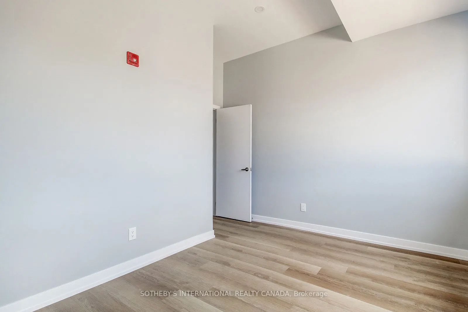 453 Dundas Street W, #3