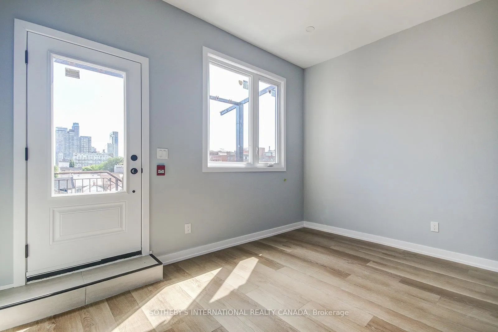453 Dundas Street W, #3
