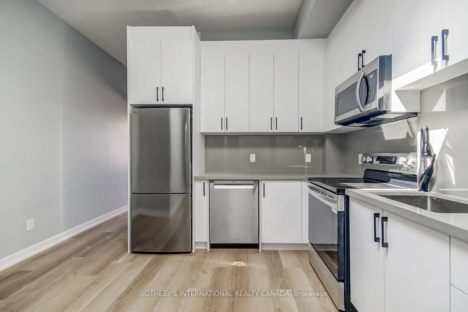 453 Dundas Street W, #3