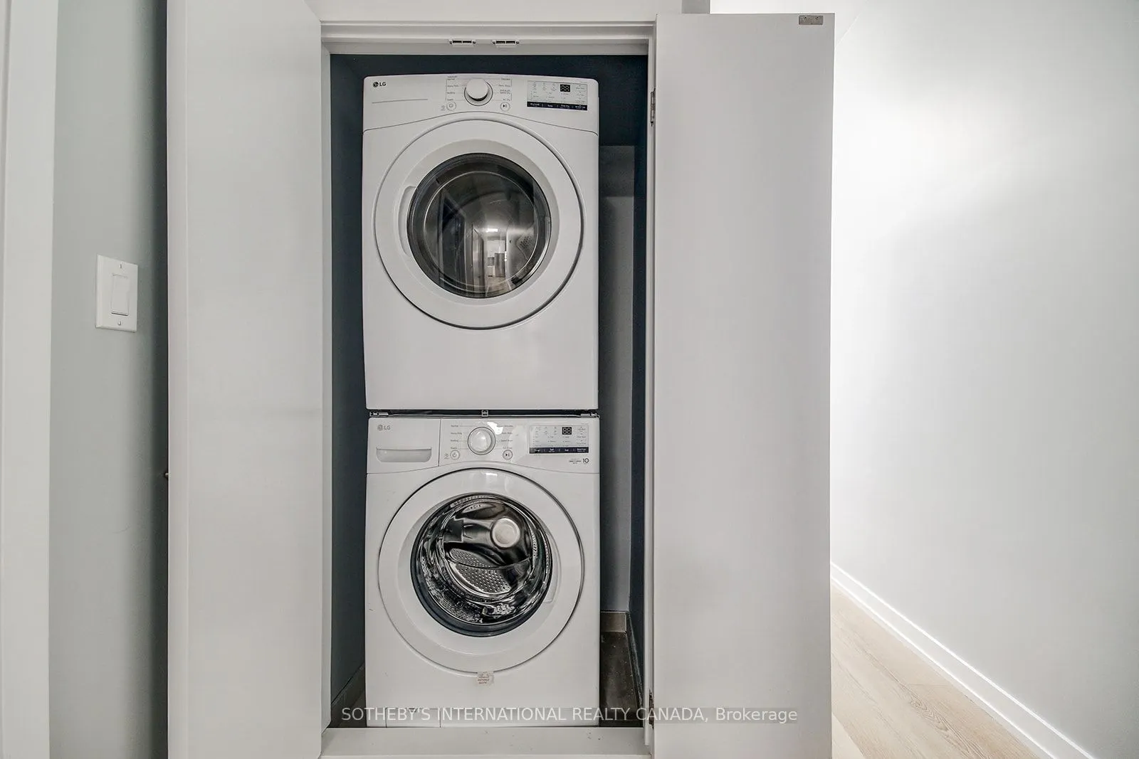 453 Dundas Street W, #3