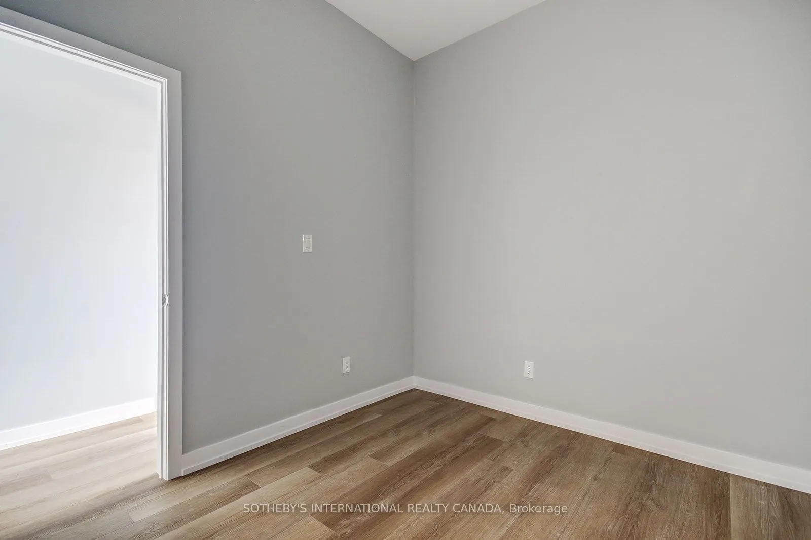 453 Dundas Street W, #3