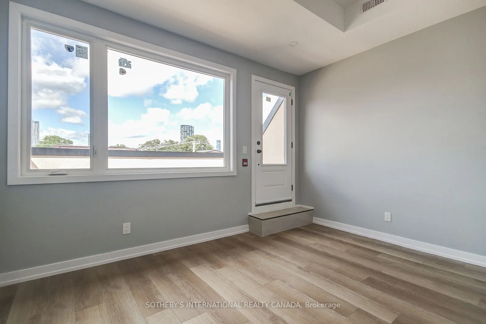 453 Dundas Street W, #3