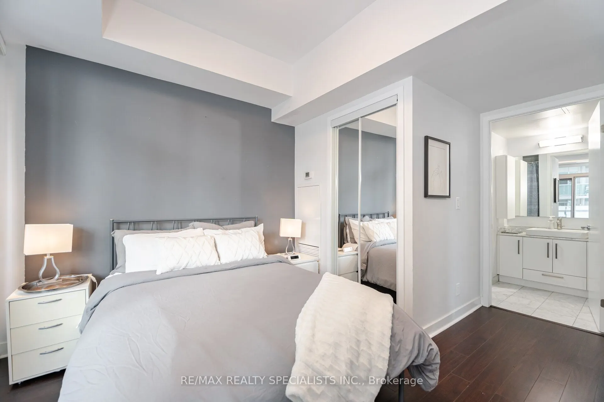 12 York Street, #804