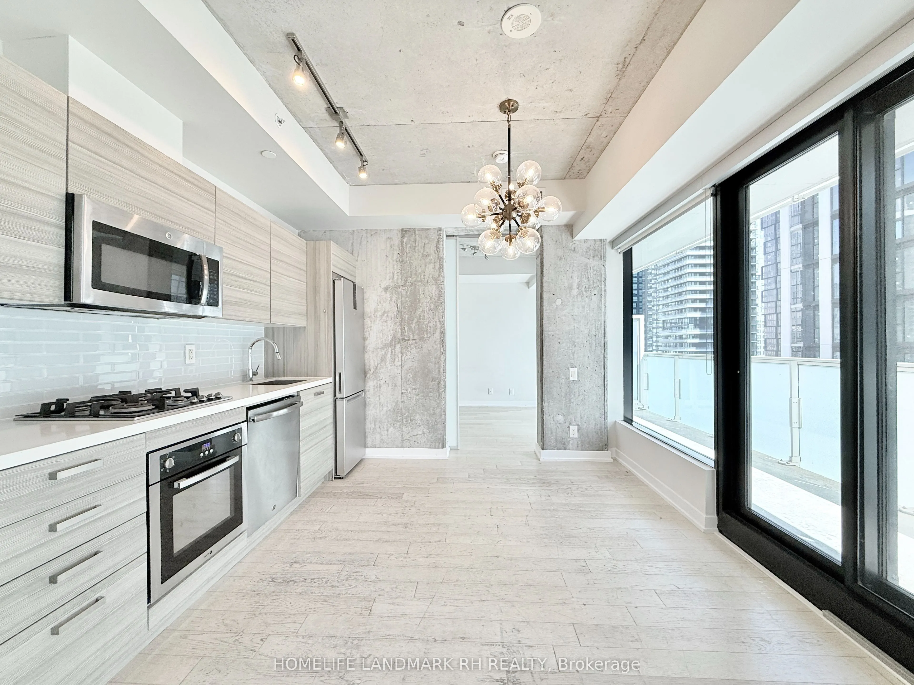 11 Charlotte Street, #2501