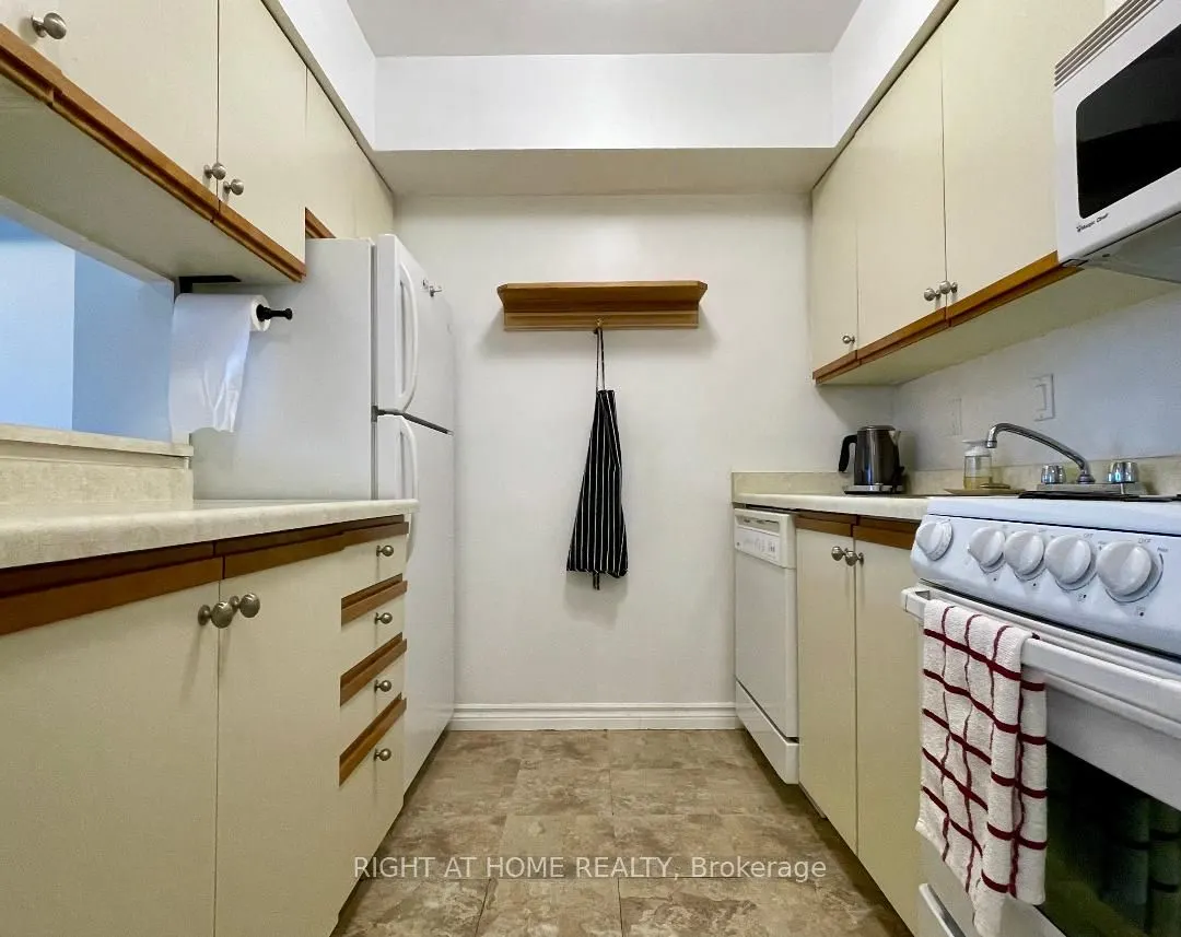 633 Bay Street, #1702
