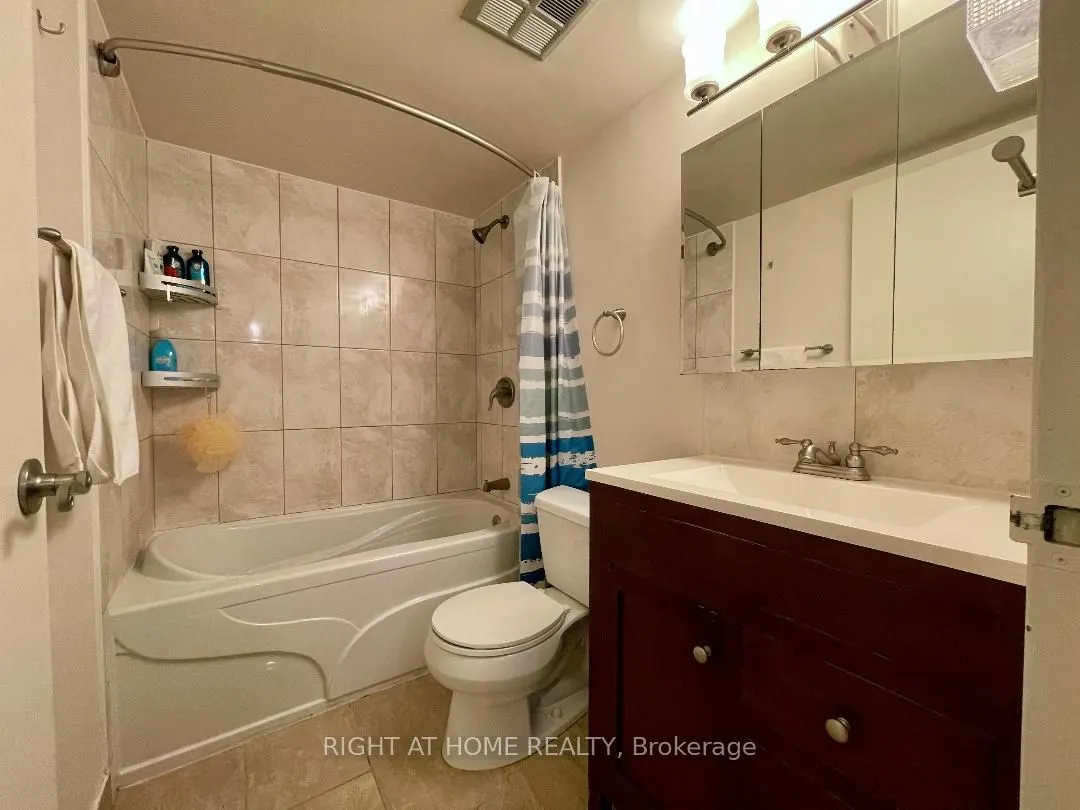 633 Bay Street, #1702