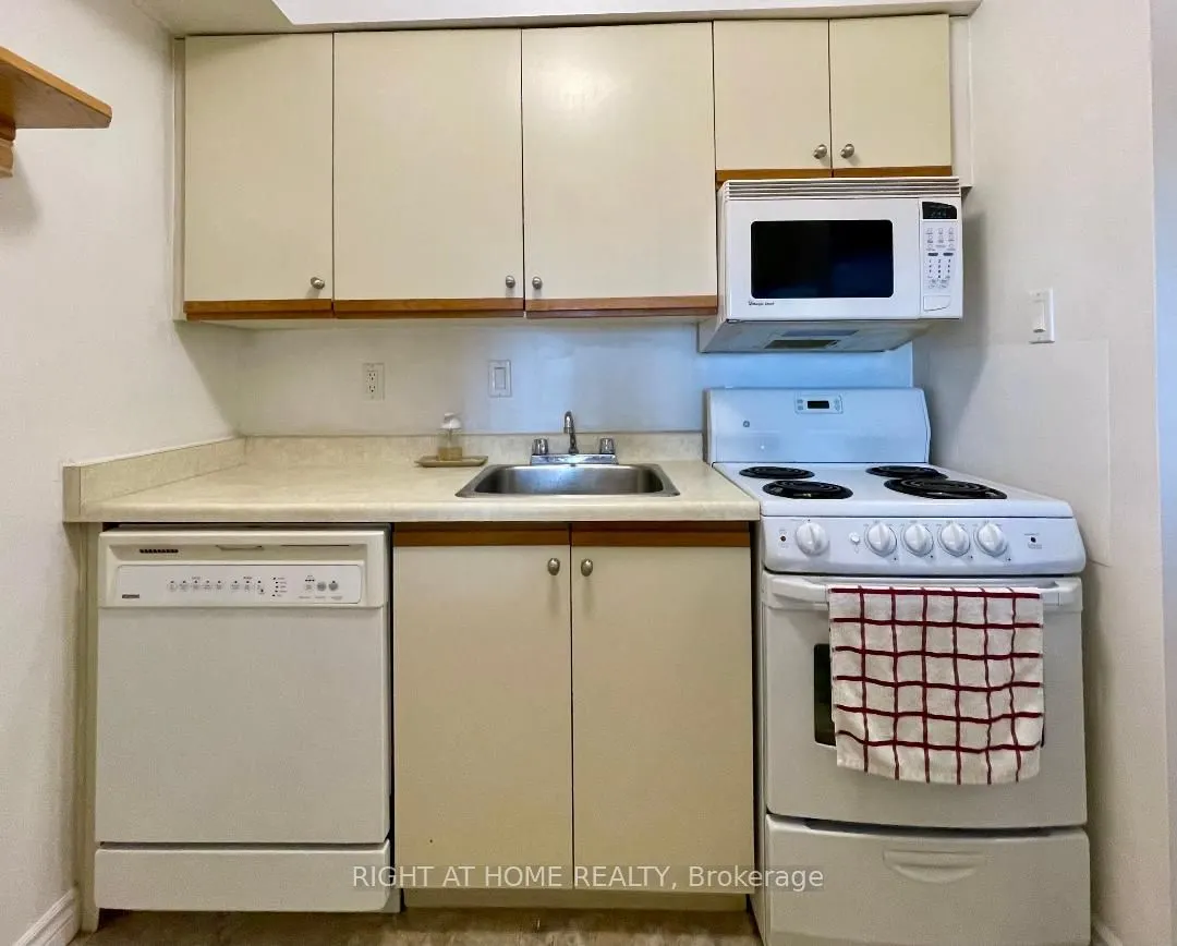 633 Bay Street, #1702
