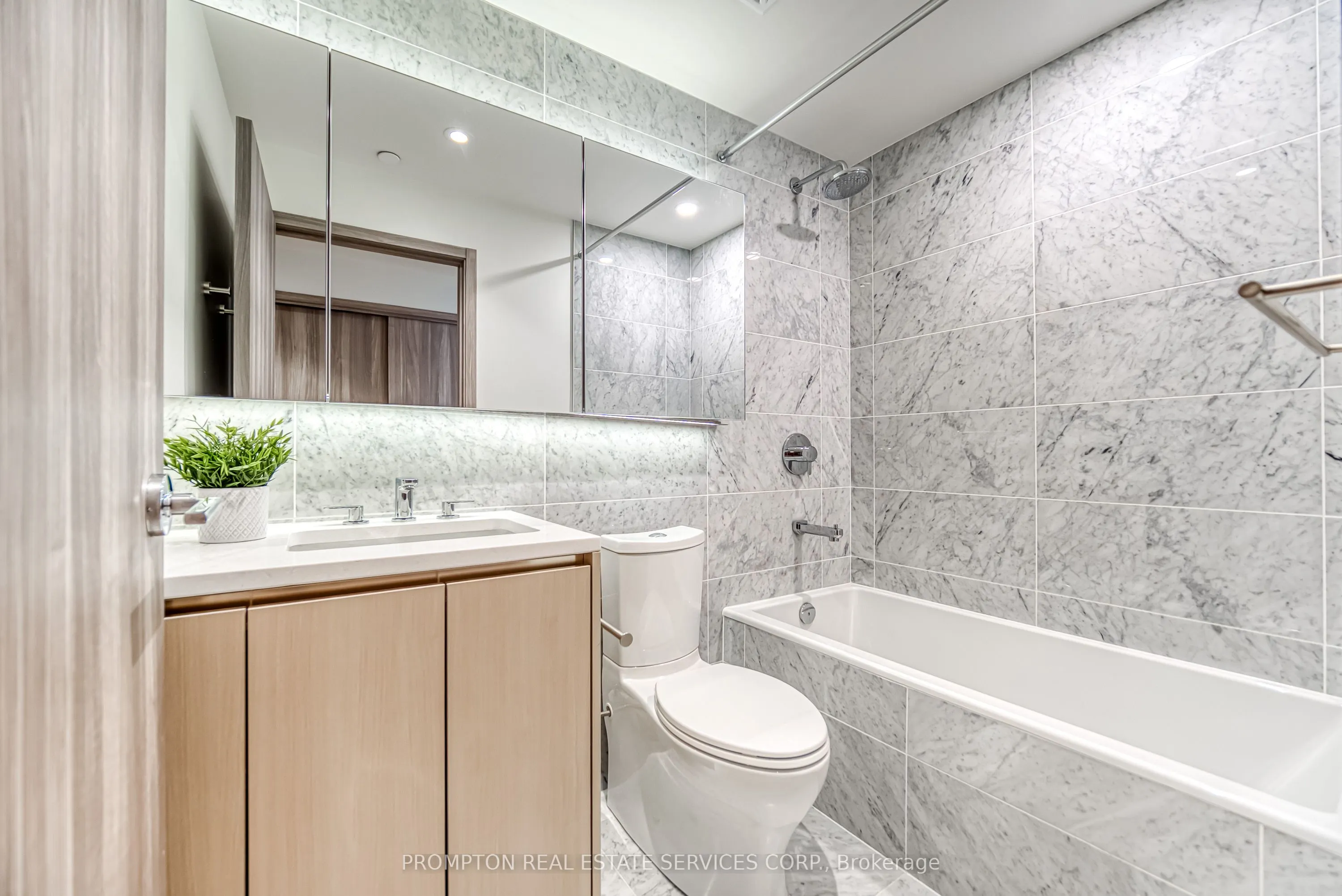 95 Mcmahon Drive, #609