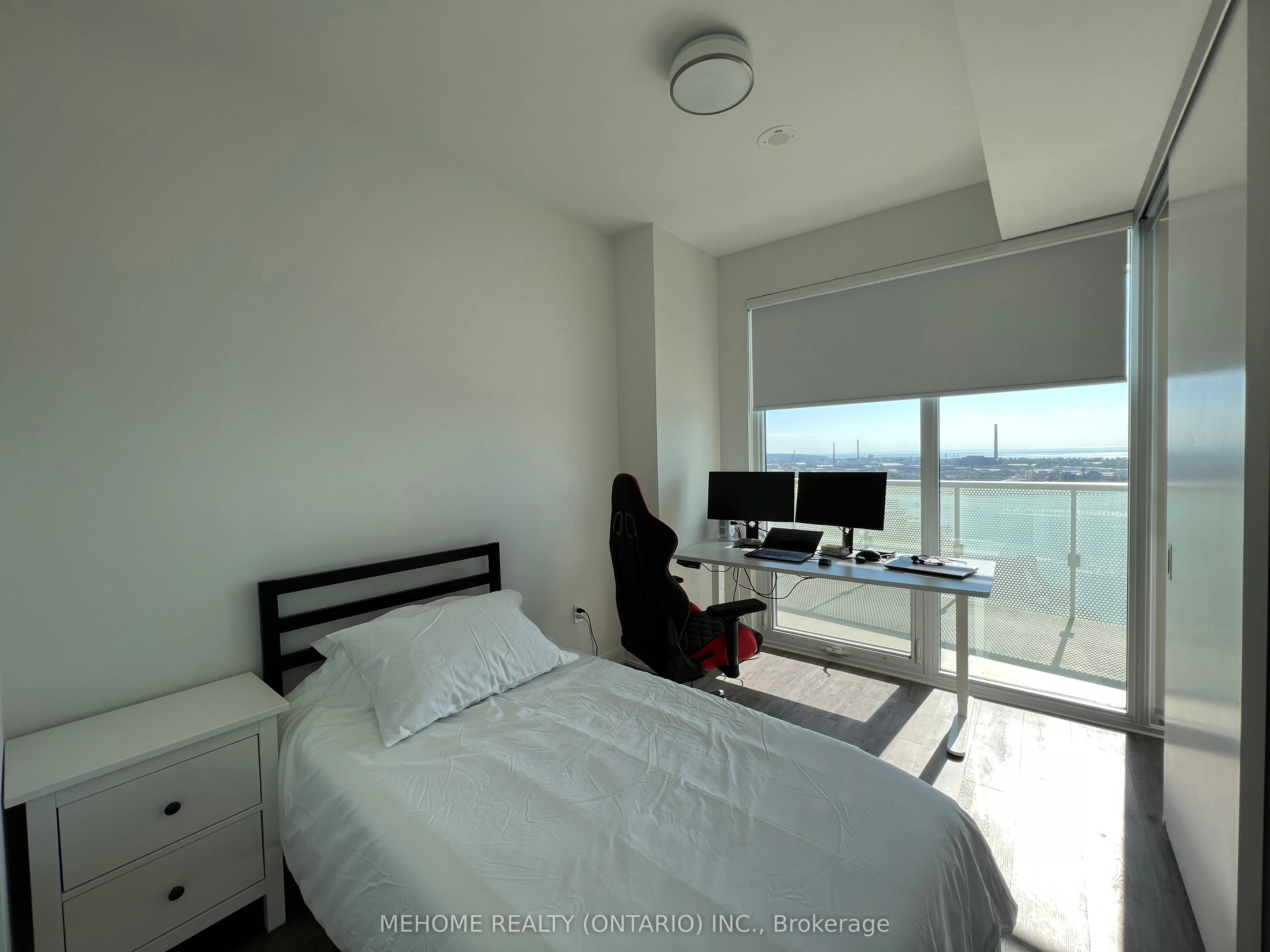 15 Queens Quay E, #01