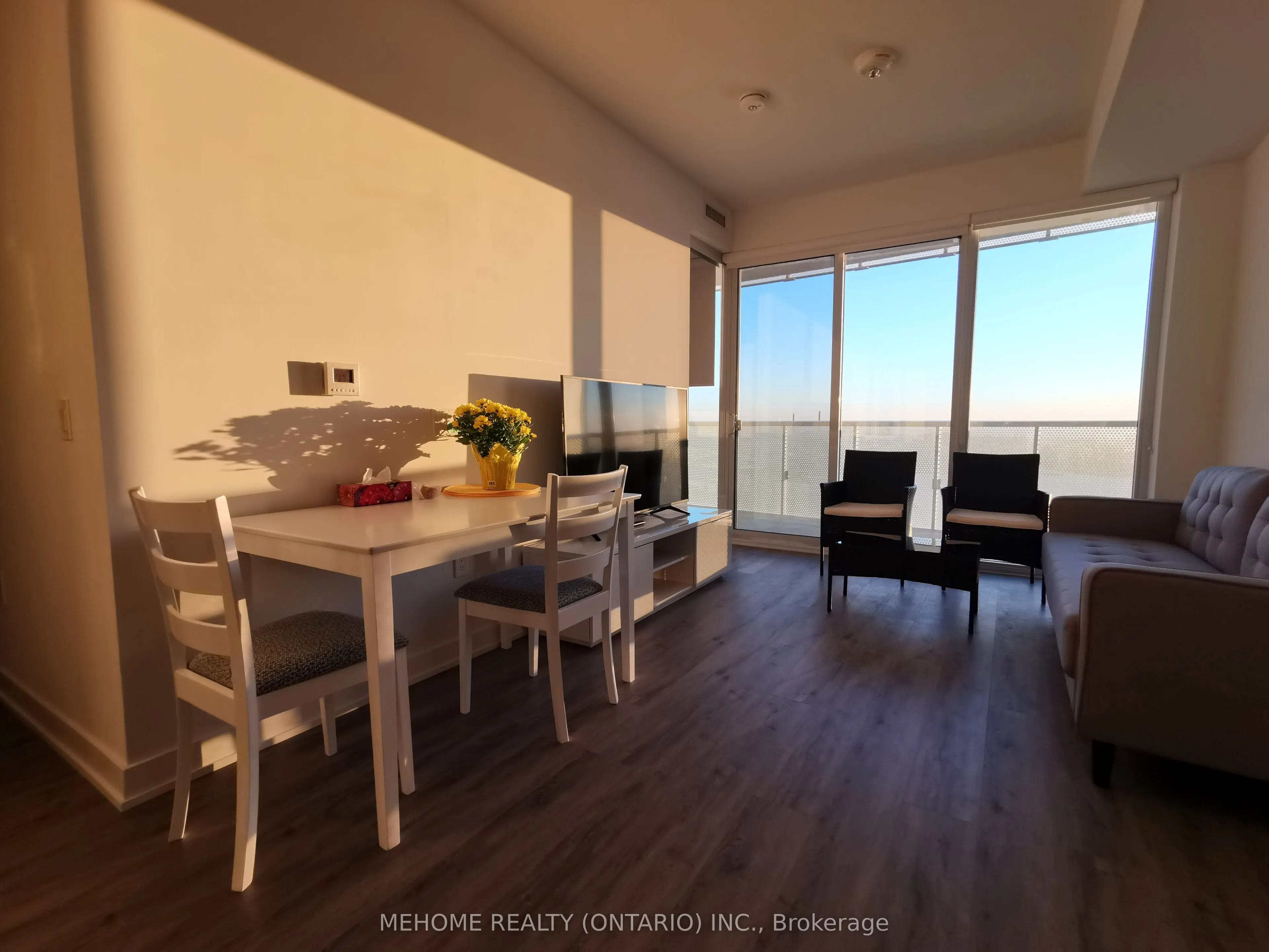 15 Queens Quay E, #01
