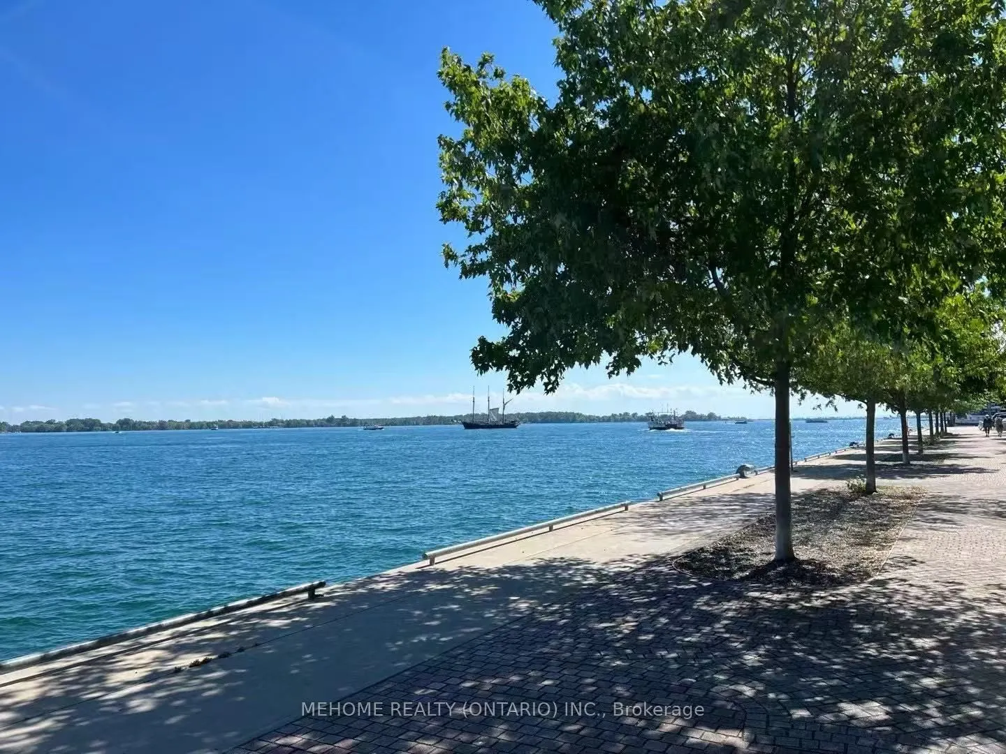 15 Queens Quay E, #01