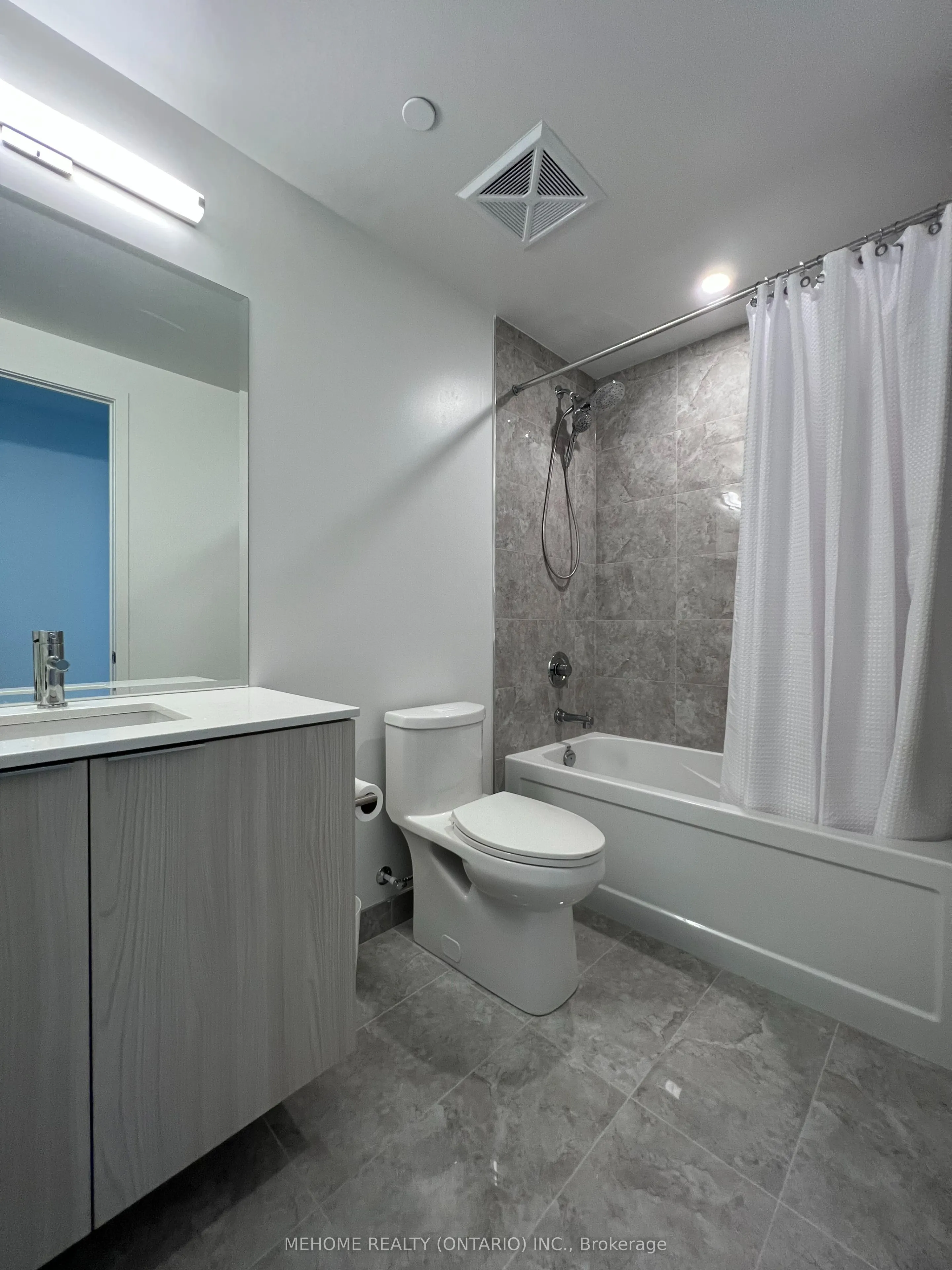 15 Queens Quay E, #01