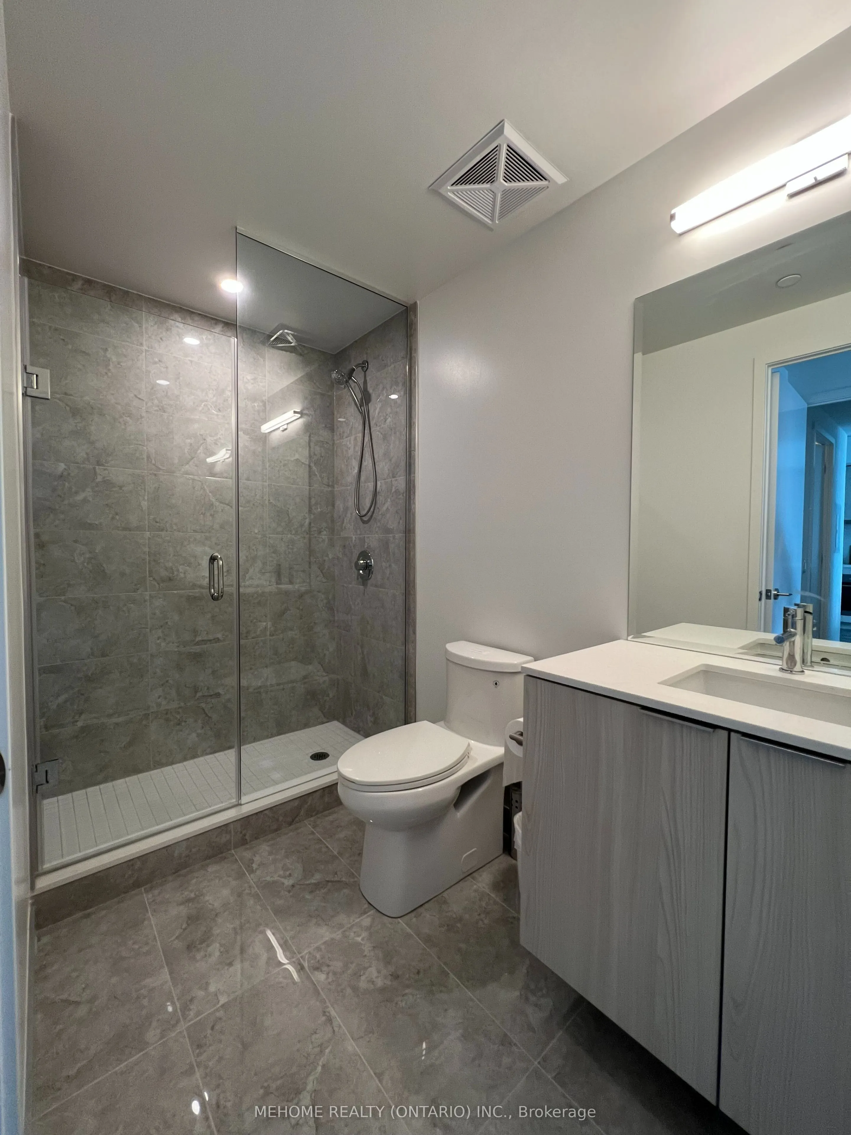 15 Queens Quay E, #01