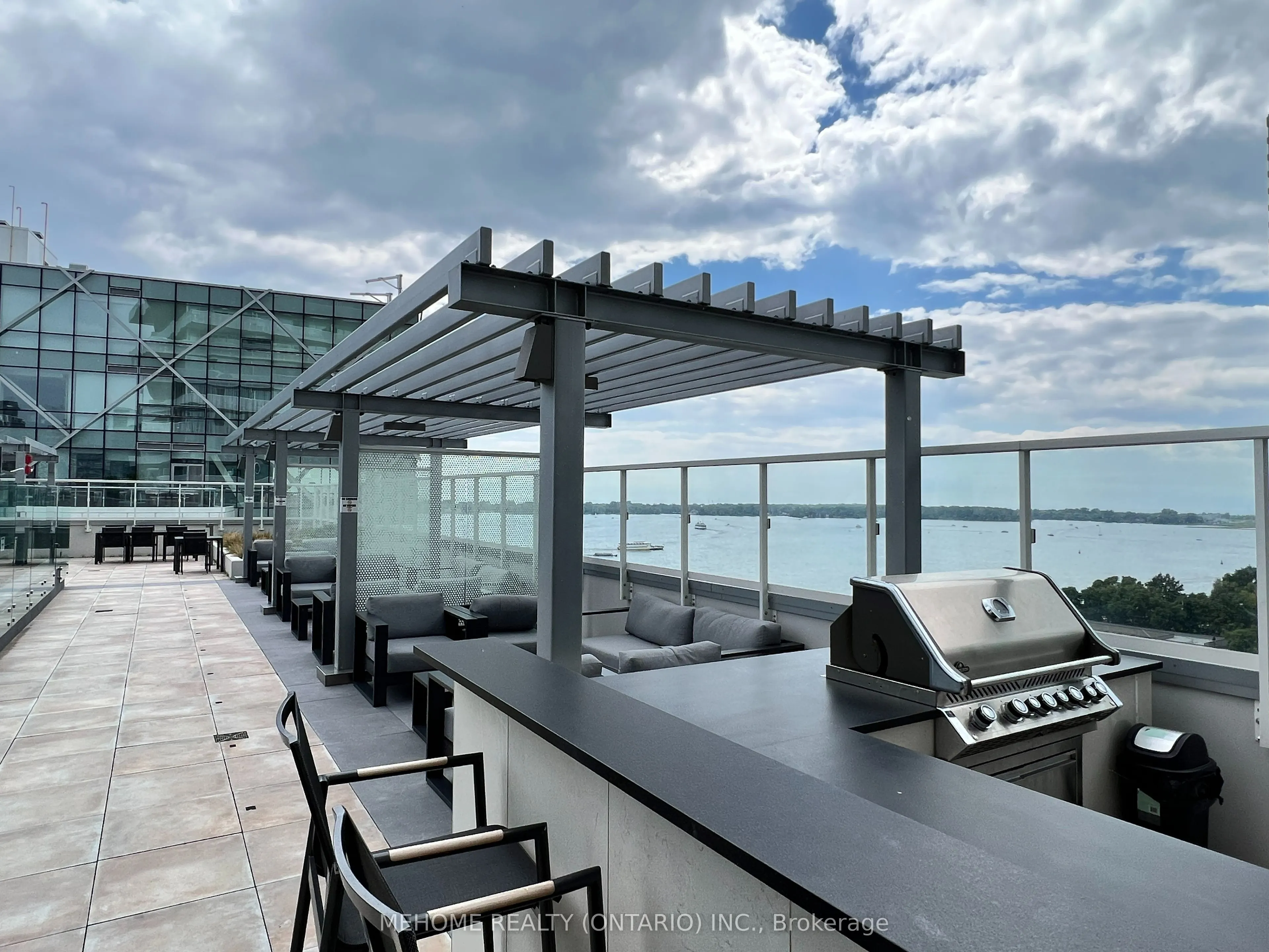 15 Queens Quay E, #01