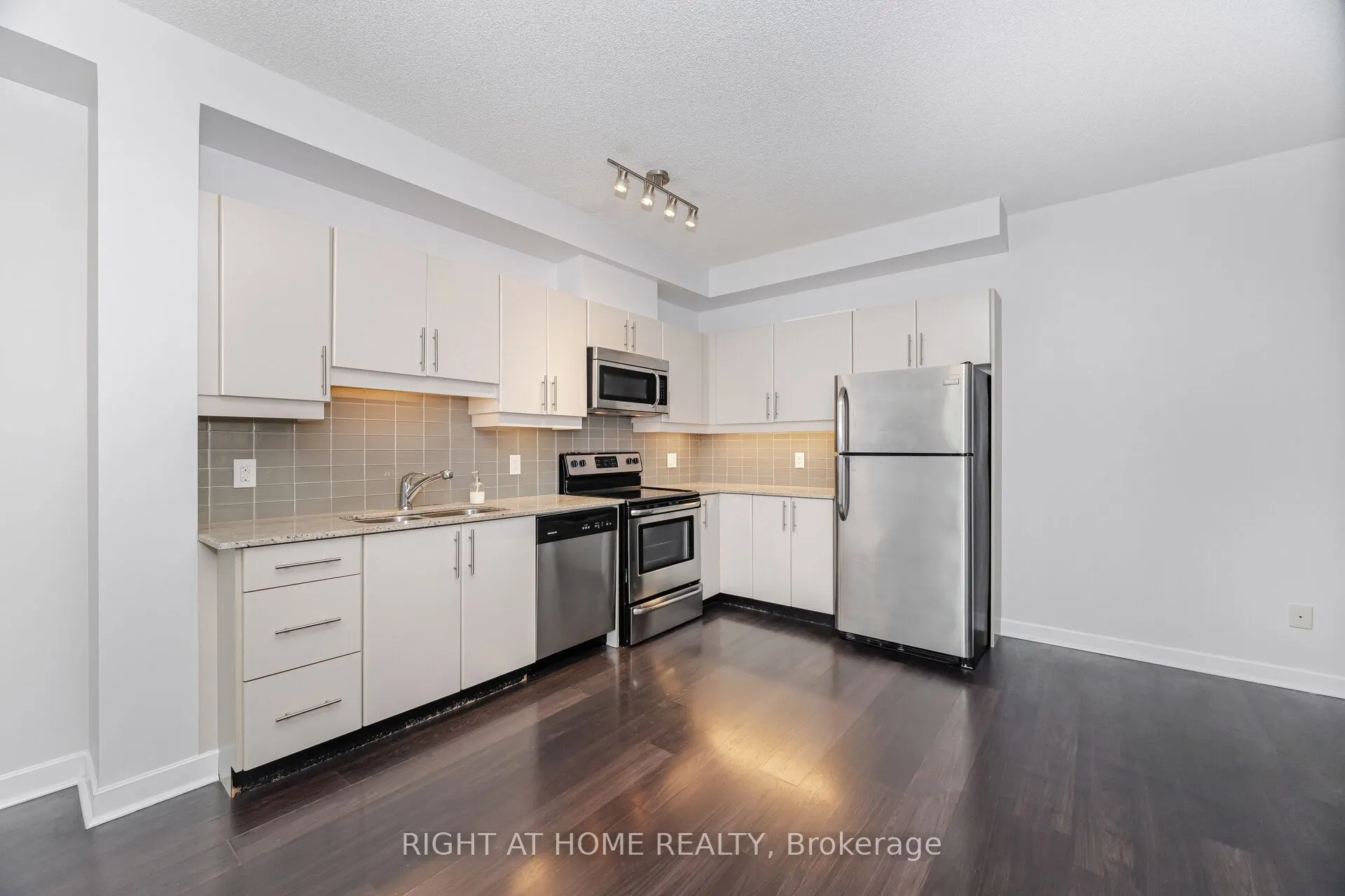 33 Bay Street, #418