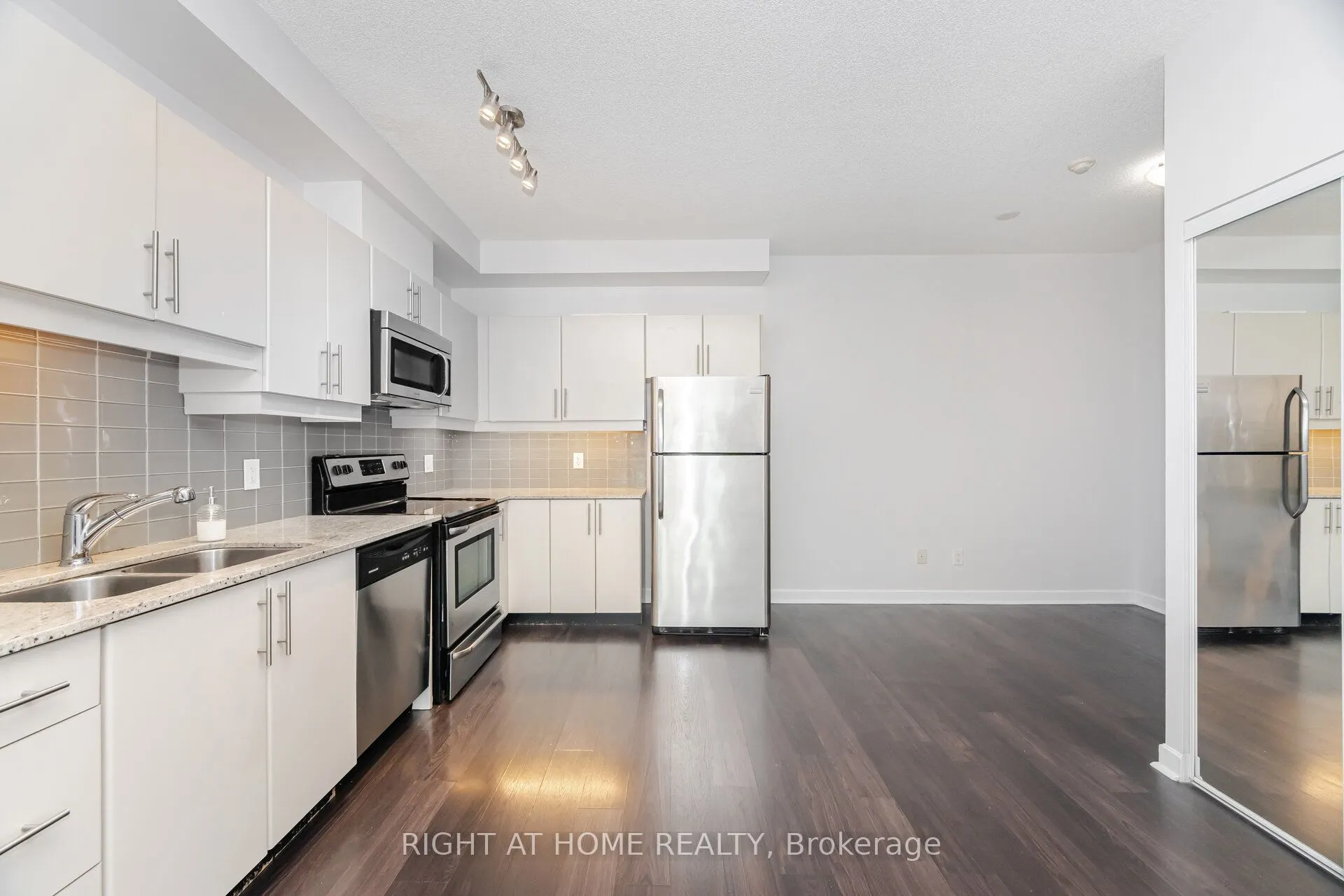 33 Bay Street, #418