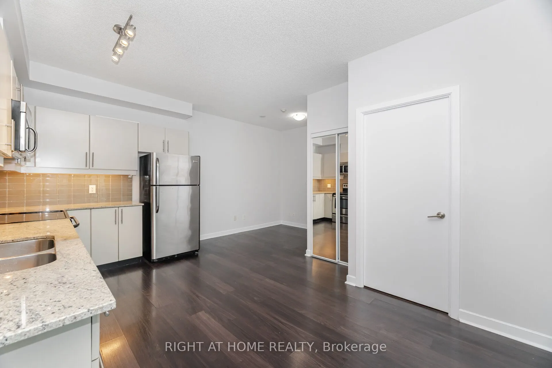 33 Bay Street, #418