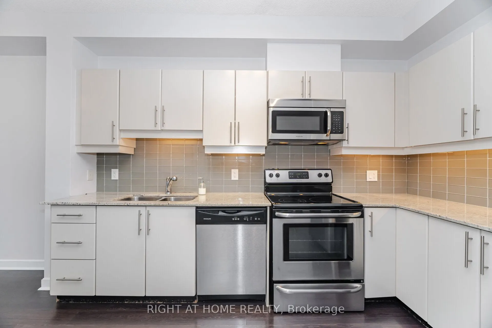 33 Bay Street, #418
