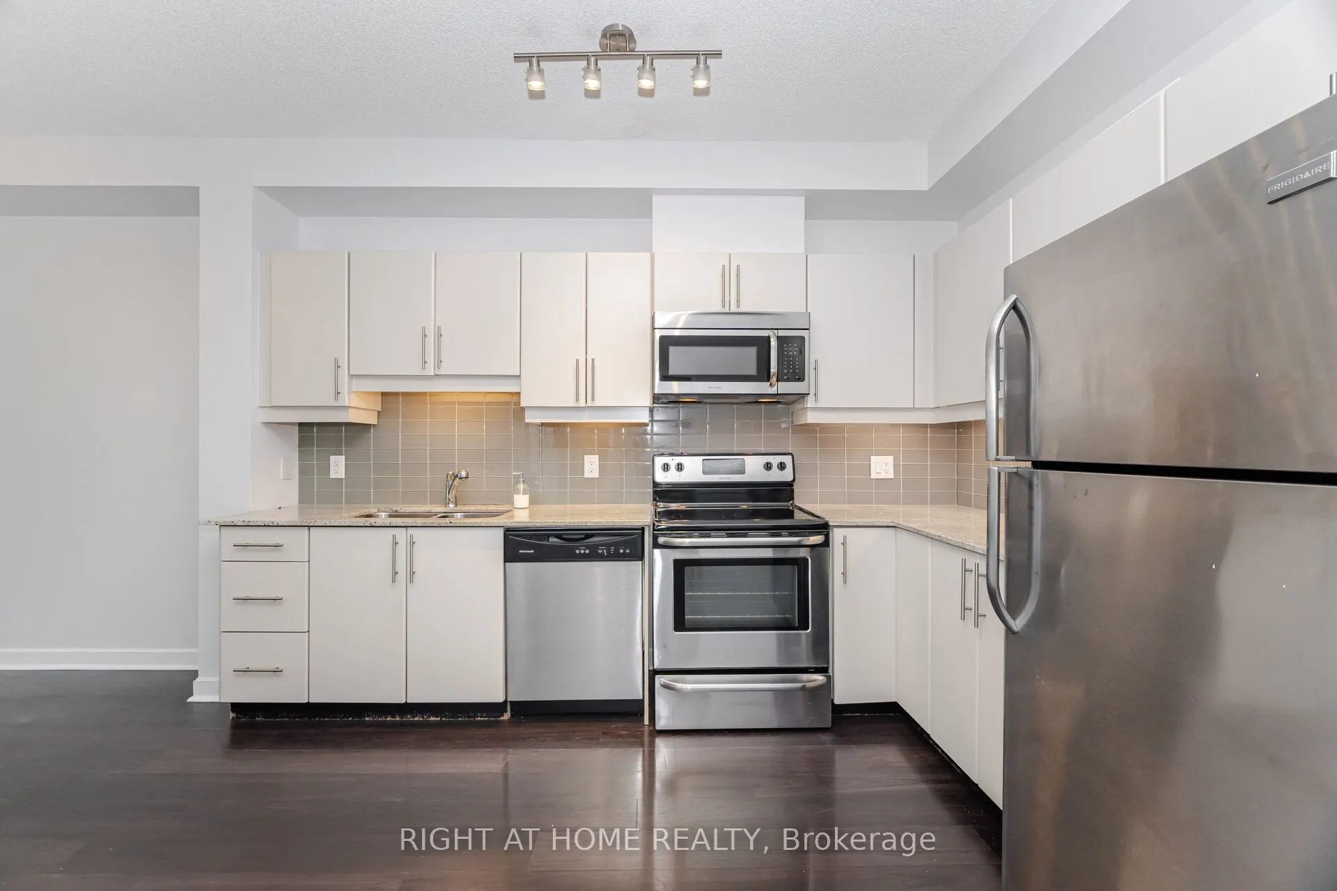 33 Bay Street, #418