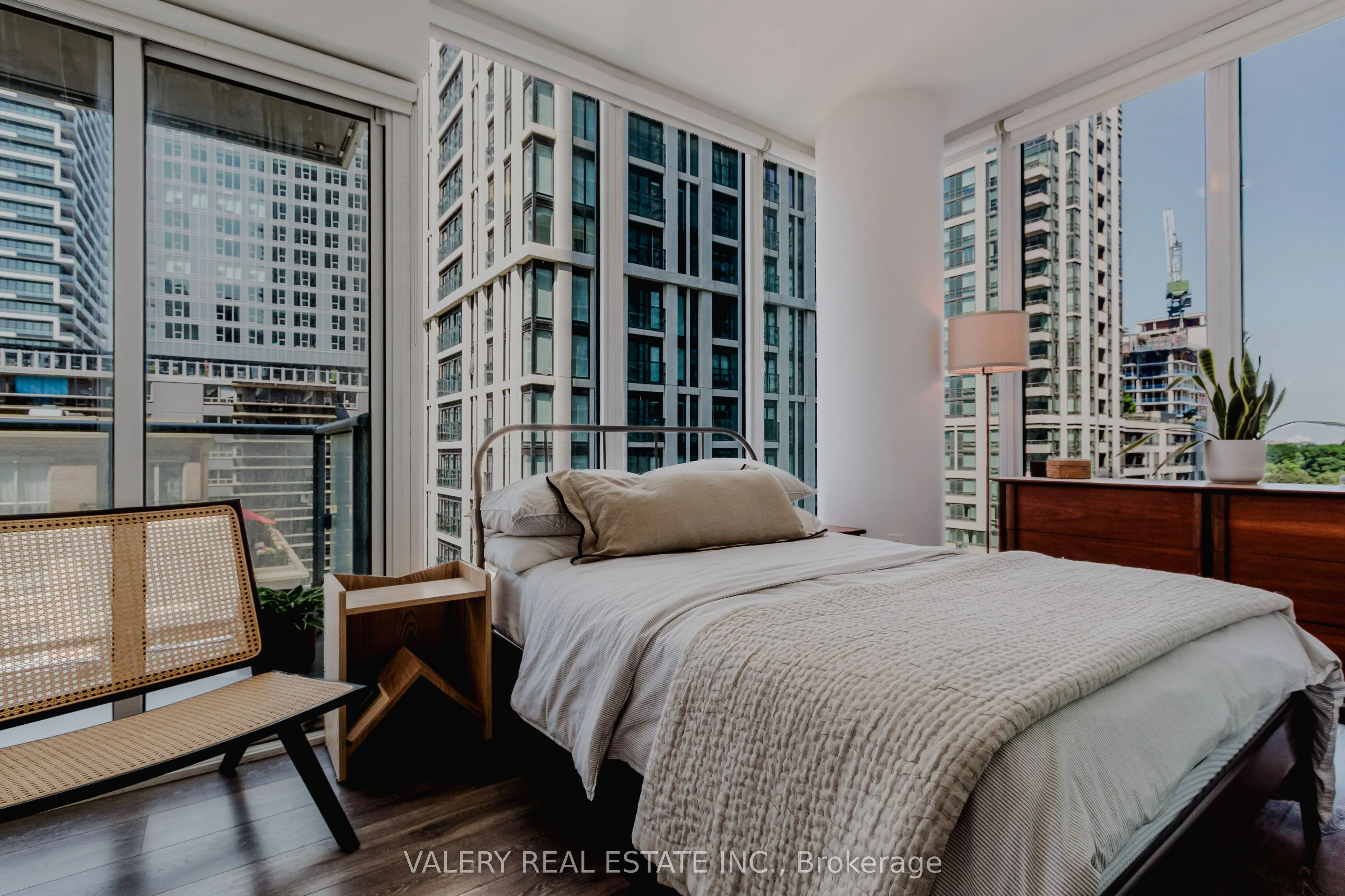 195 Redpath Avenue, #712