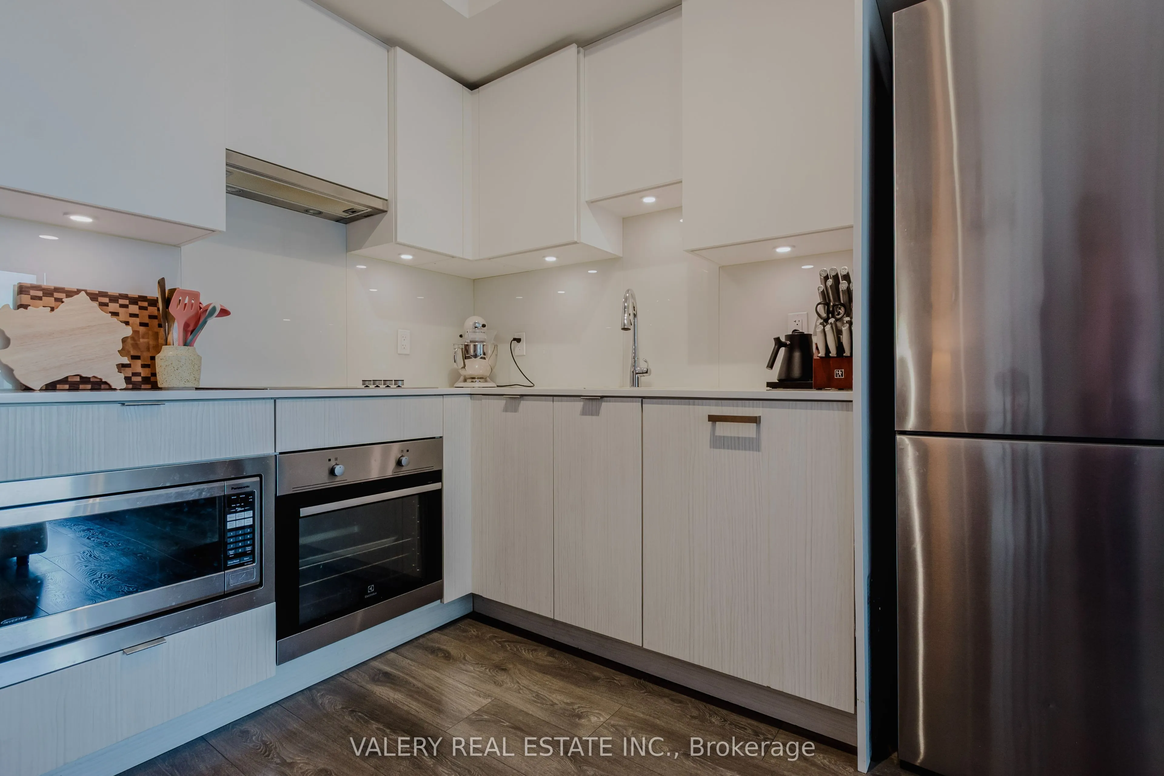 195 Redpath Avenue, #712
