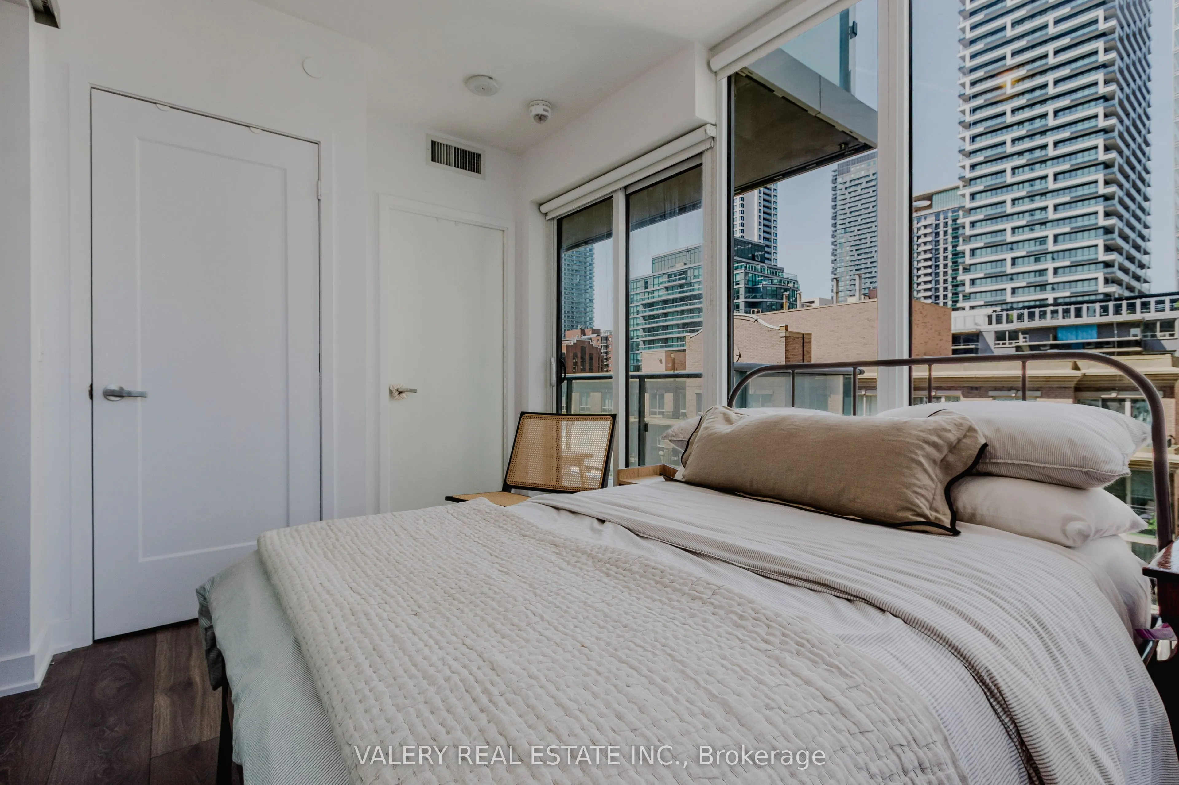195 Redpath Avenue, #712