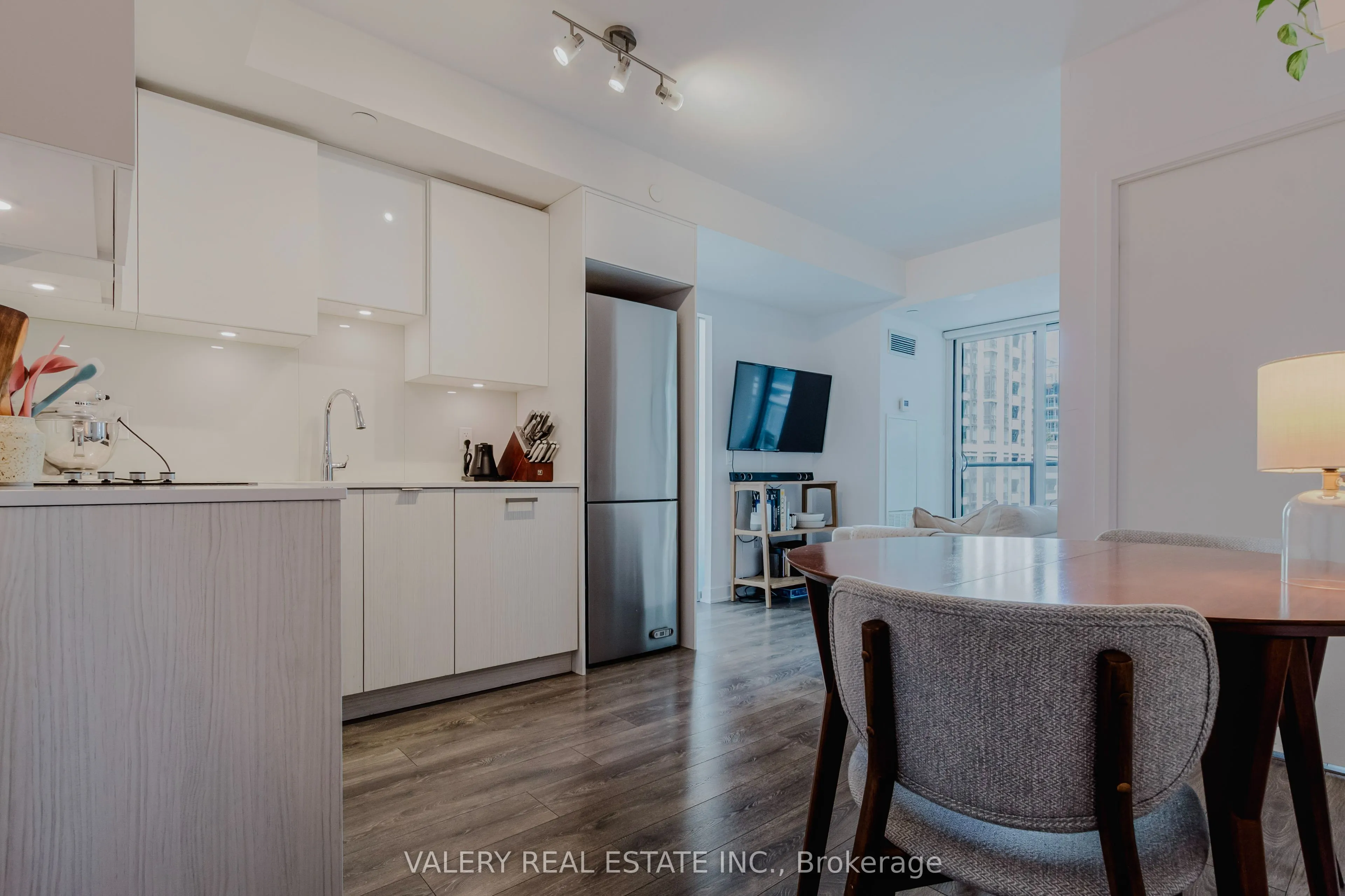 195 Redpath Avenue, #712