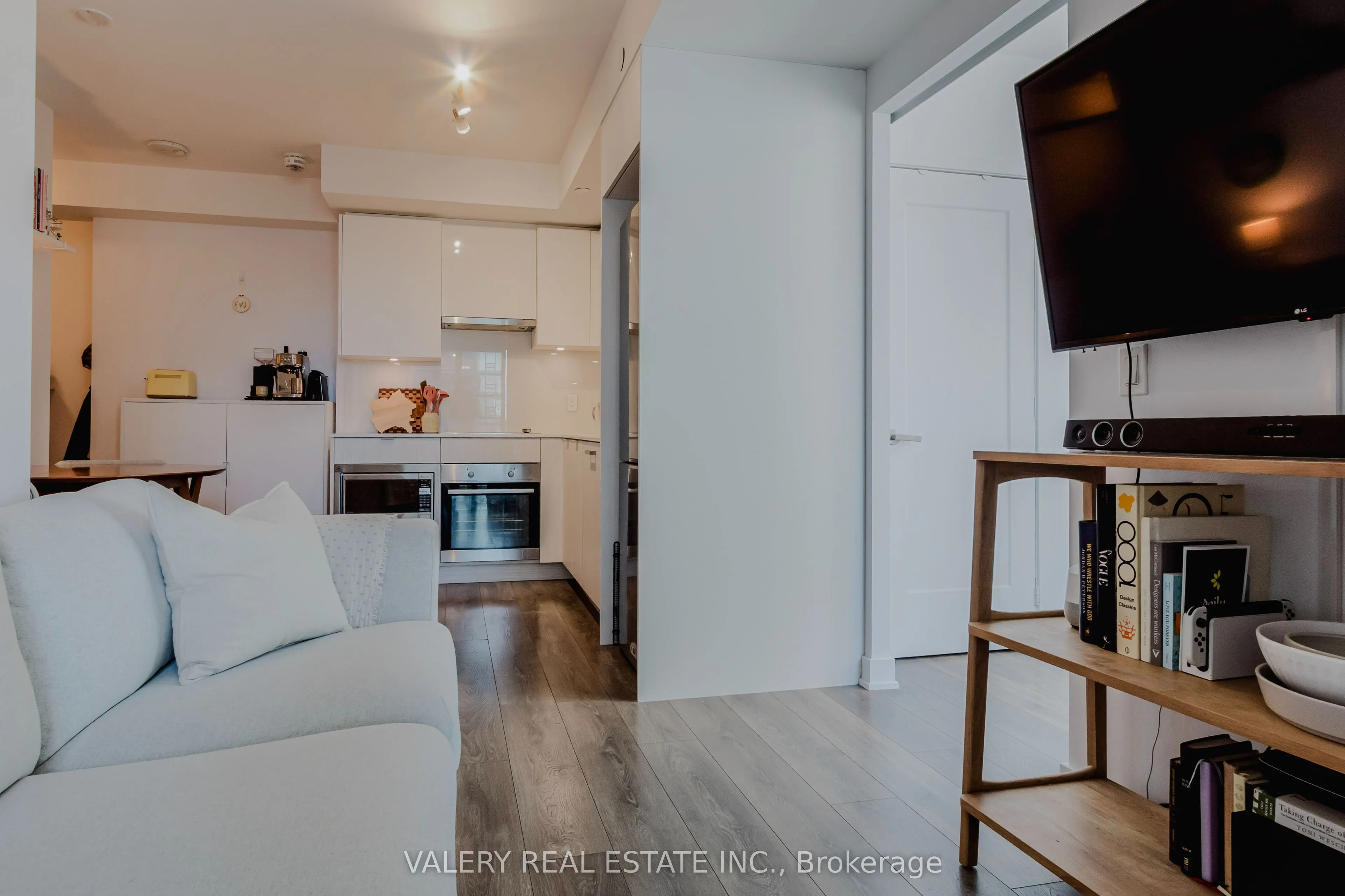195 Redpath Avenue, #712