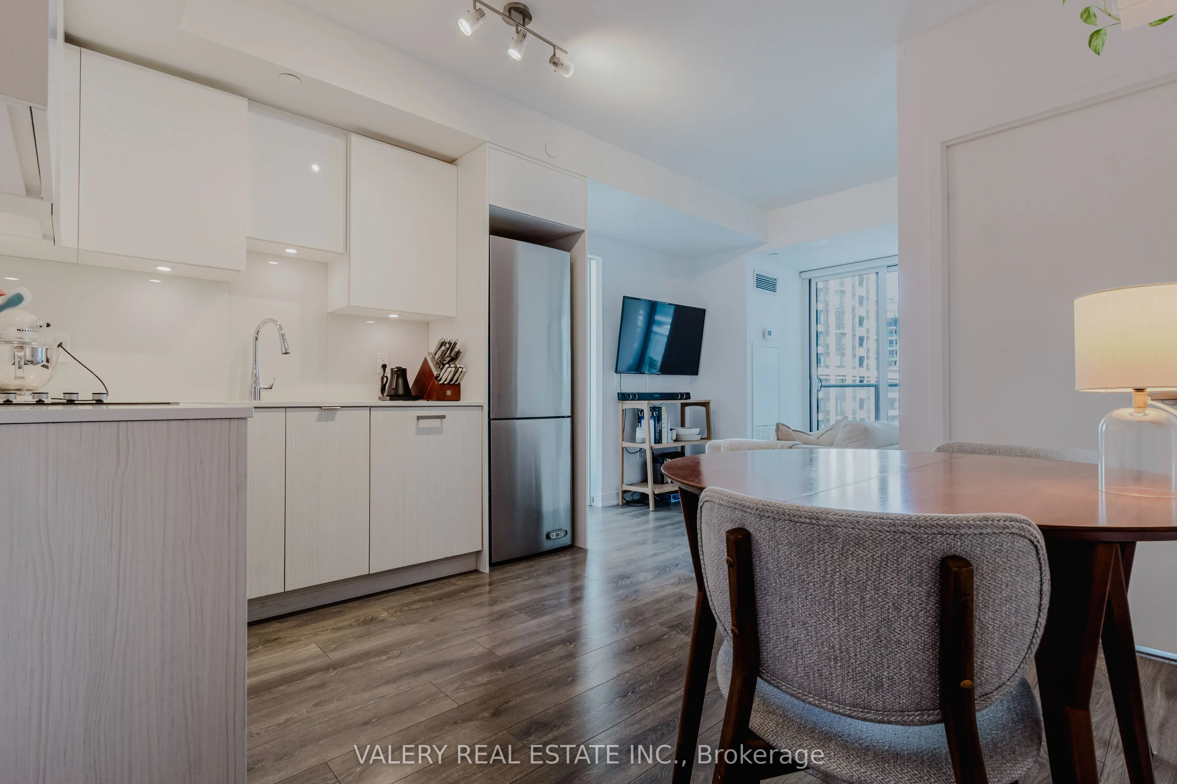 195 Redpath Avenue, #712