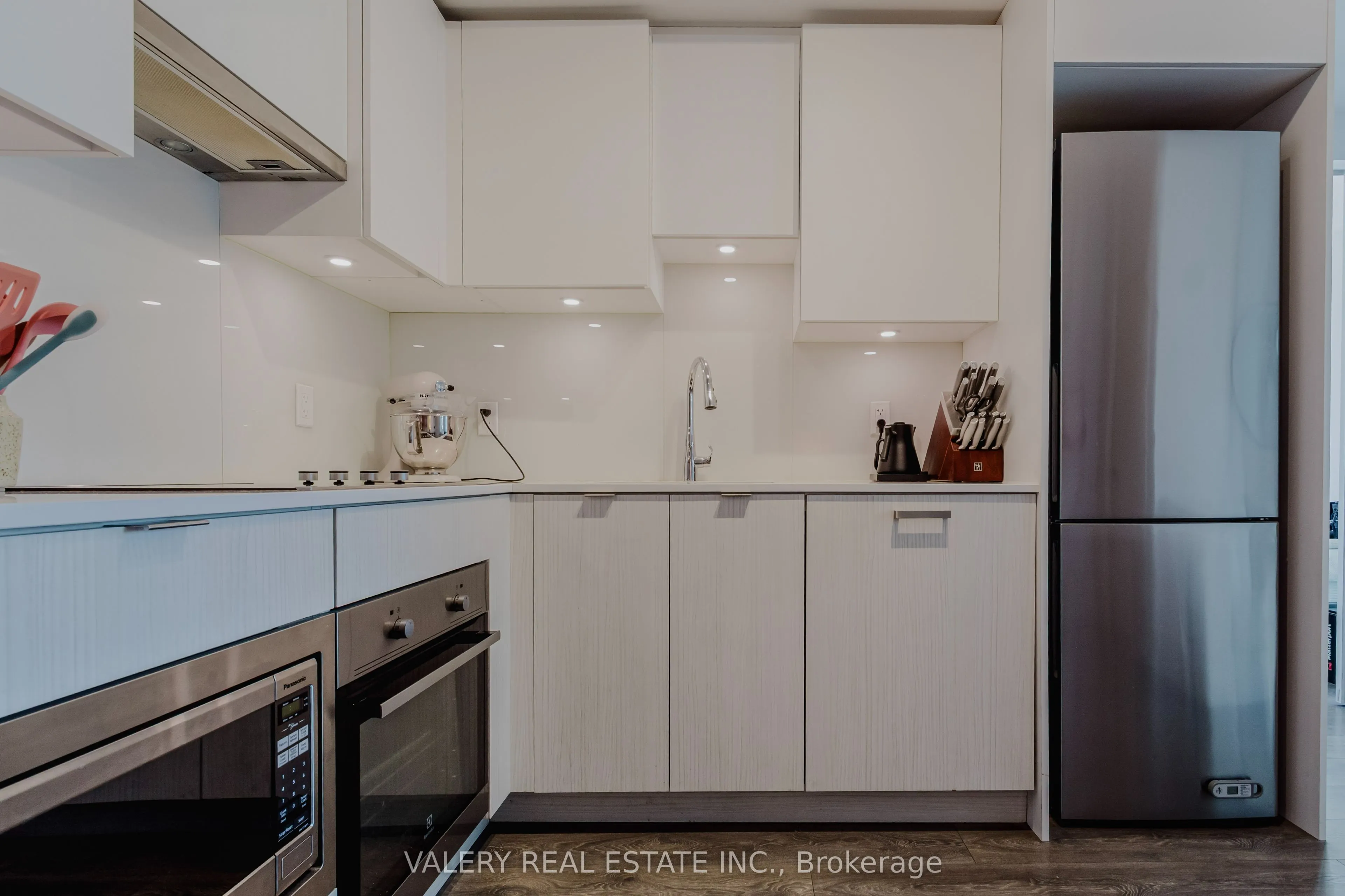 195 Redpath Avenue, #712
