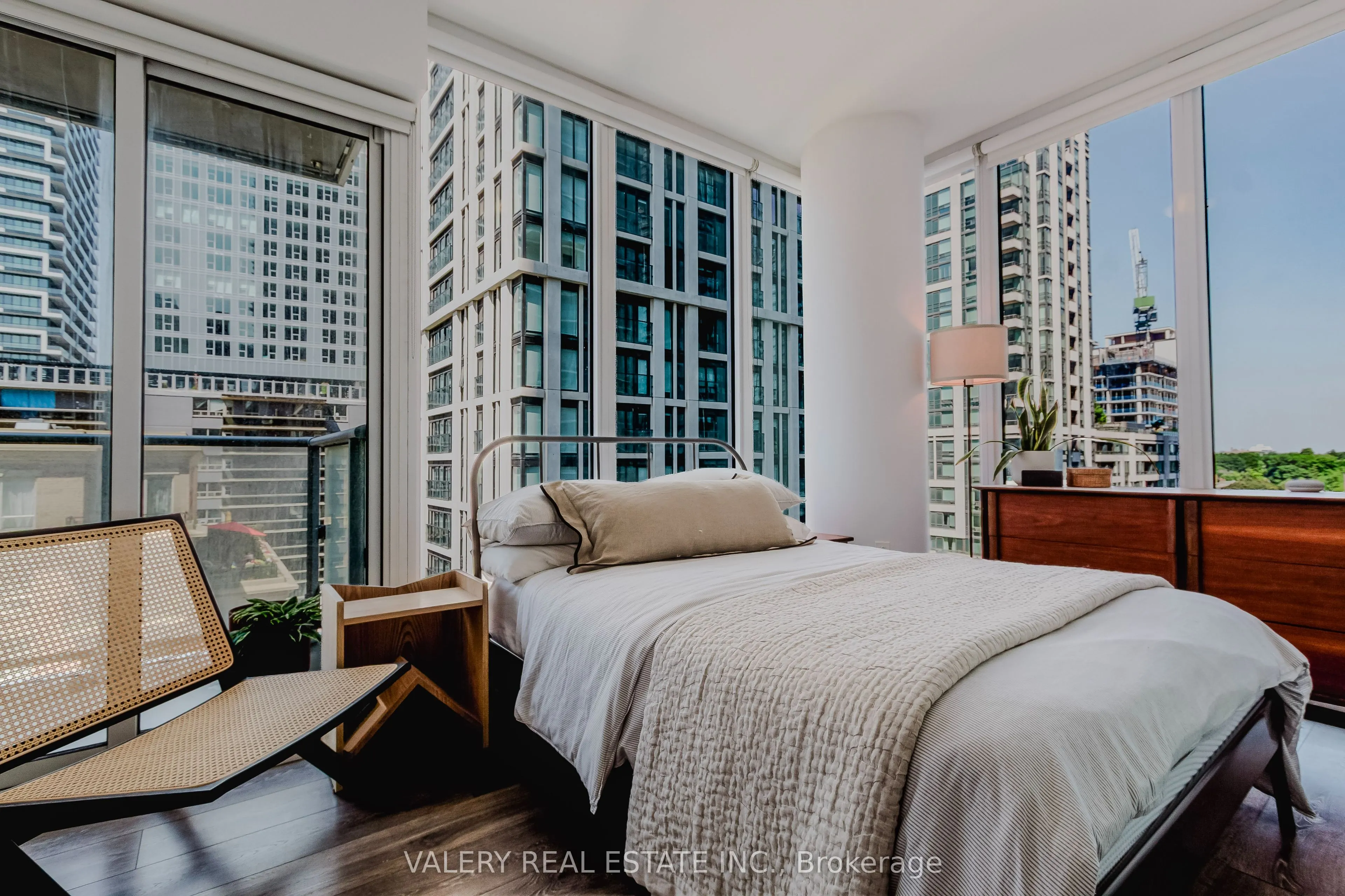 195 Redpath Avenue, #712