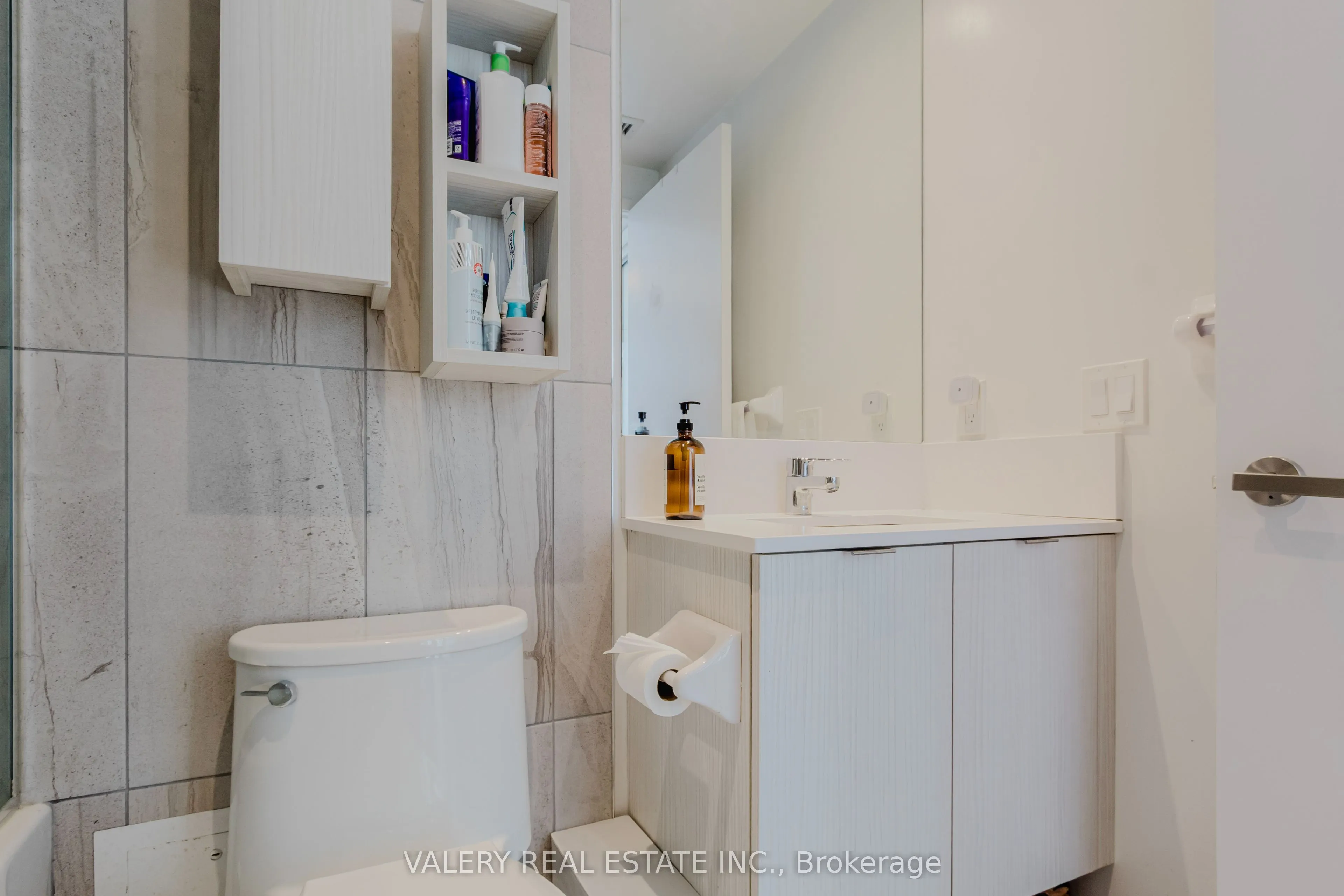 195 Redpath Avenue, #712