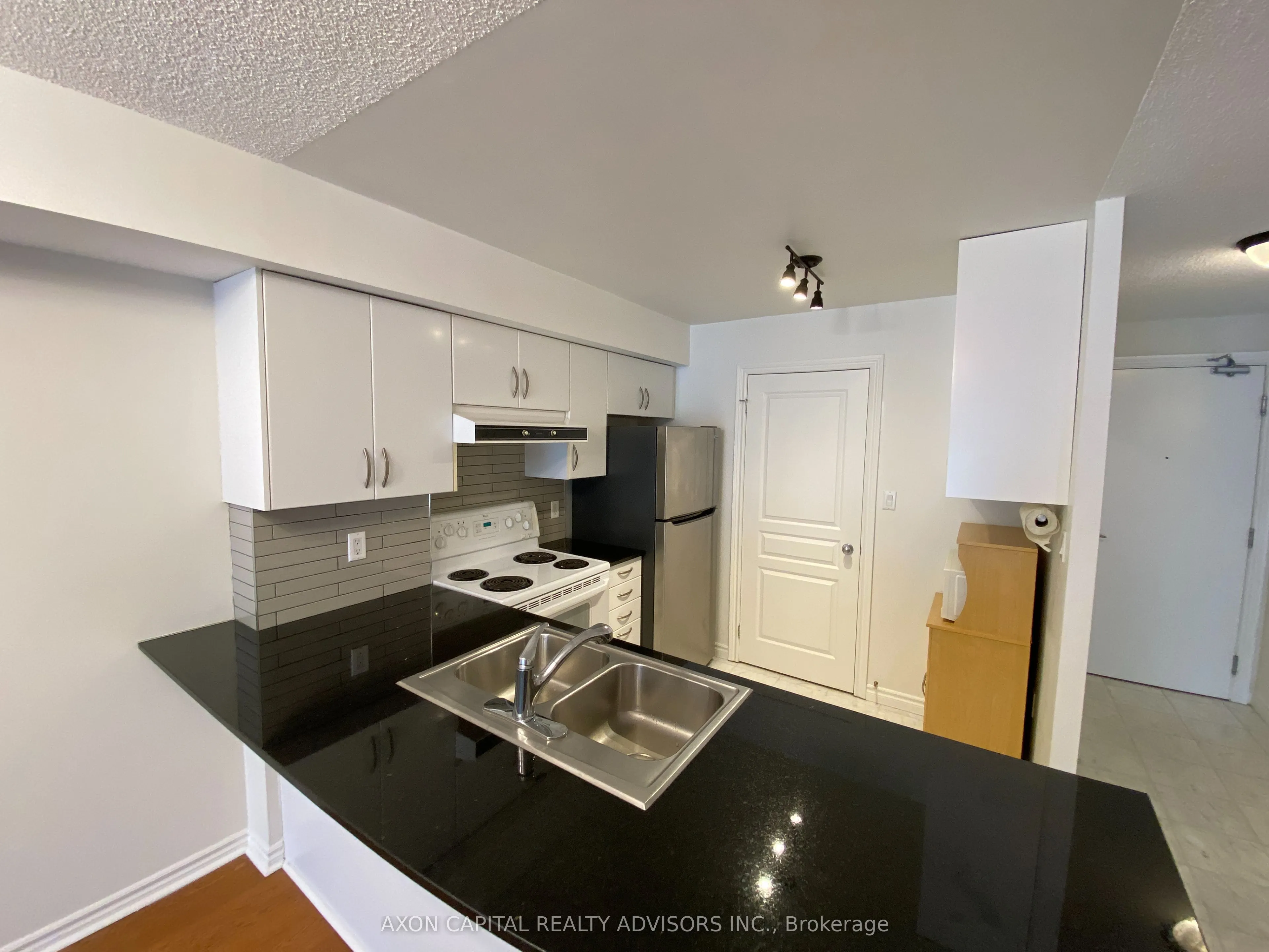 801 Bay Street, #902