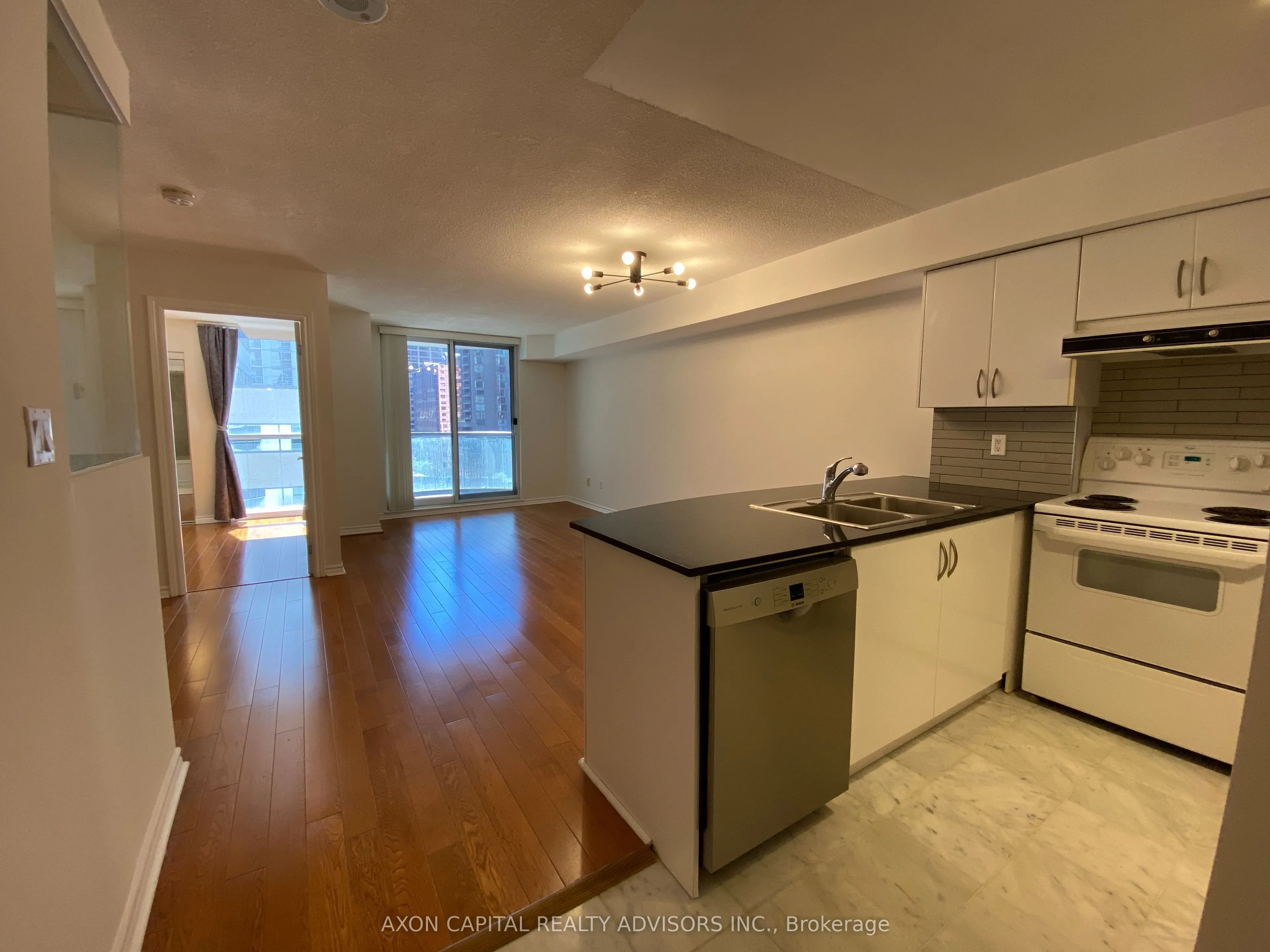 801 Bay Street, #902
