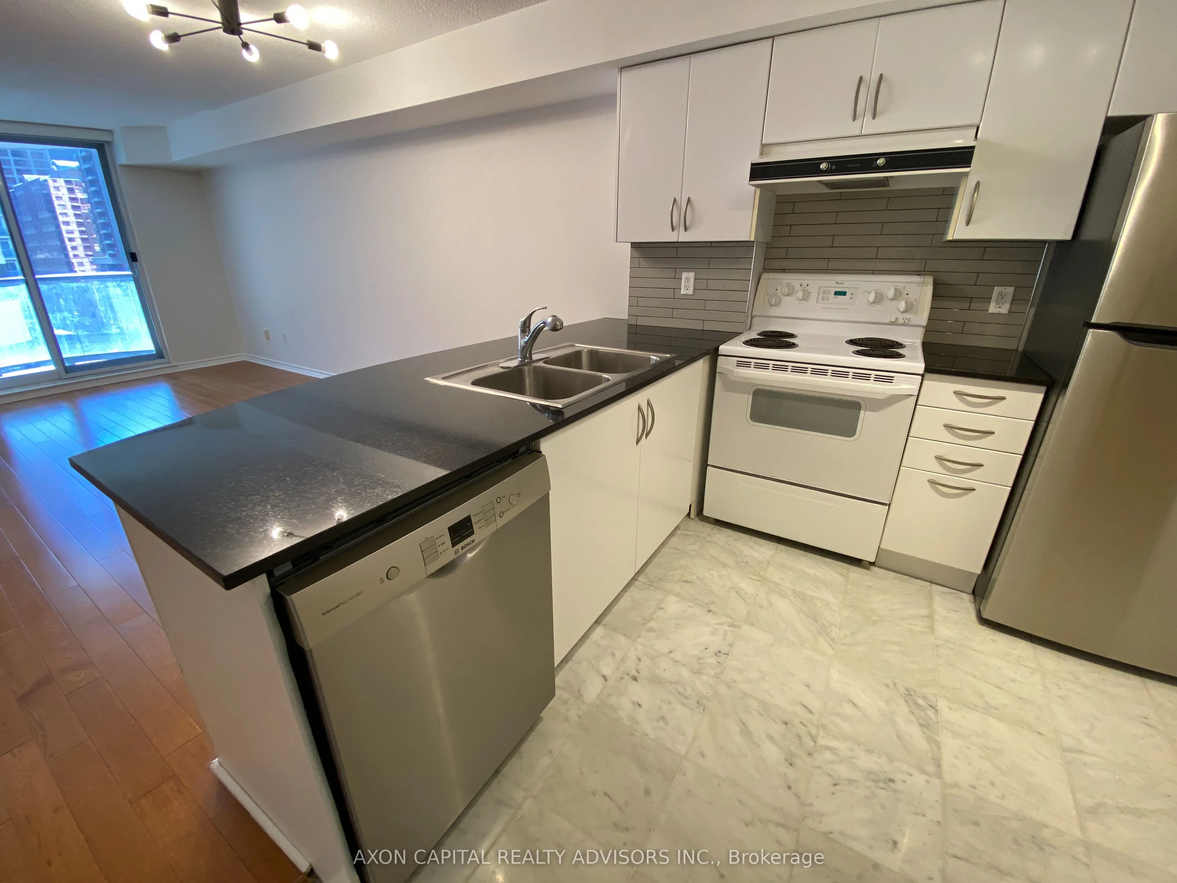 801 Bay Street, #902
