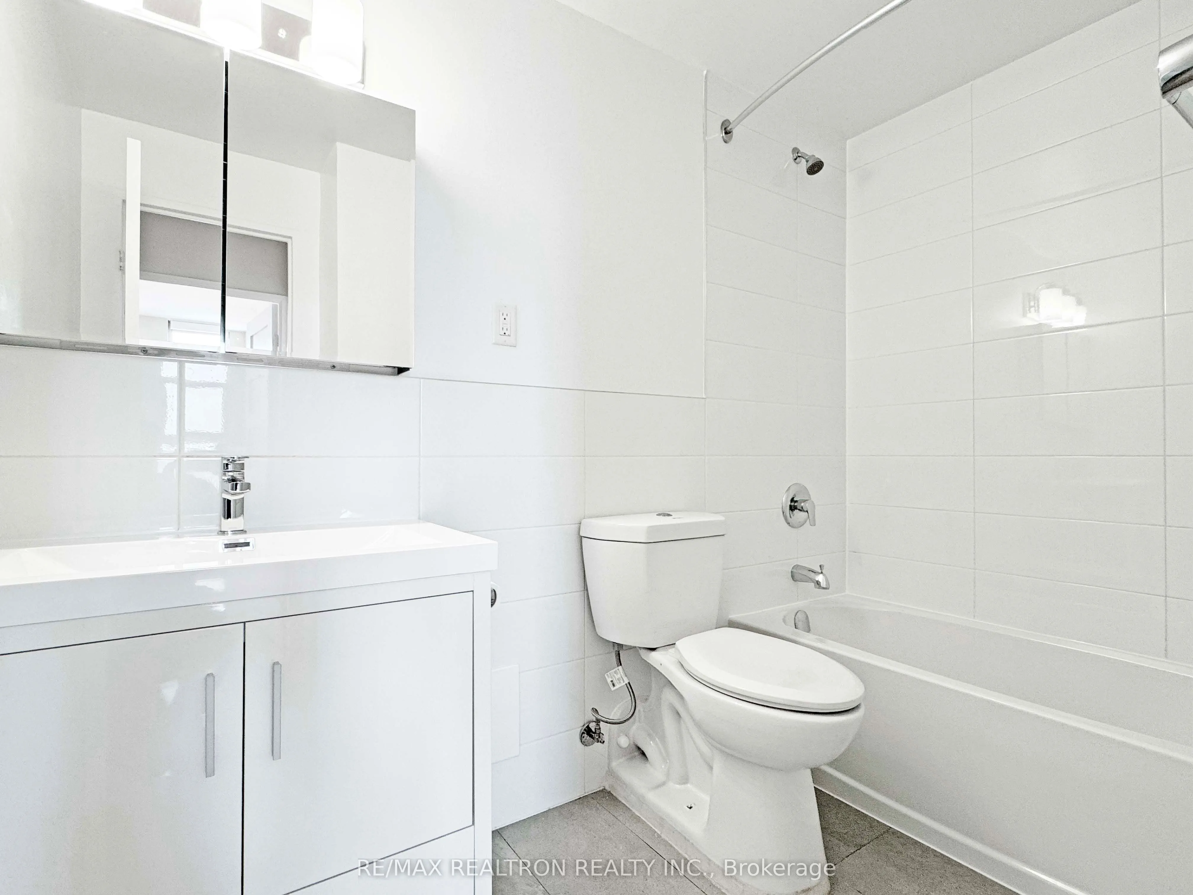 666 Spadina Avenue, #811