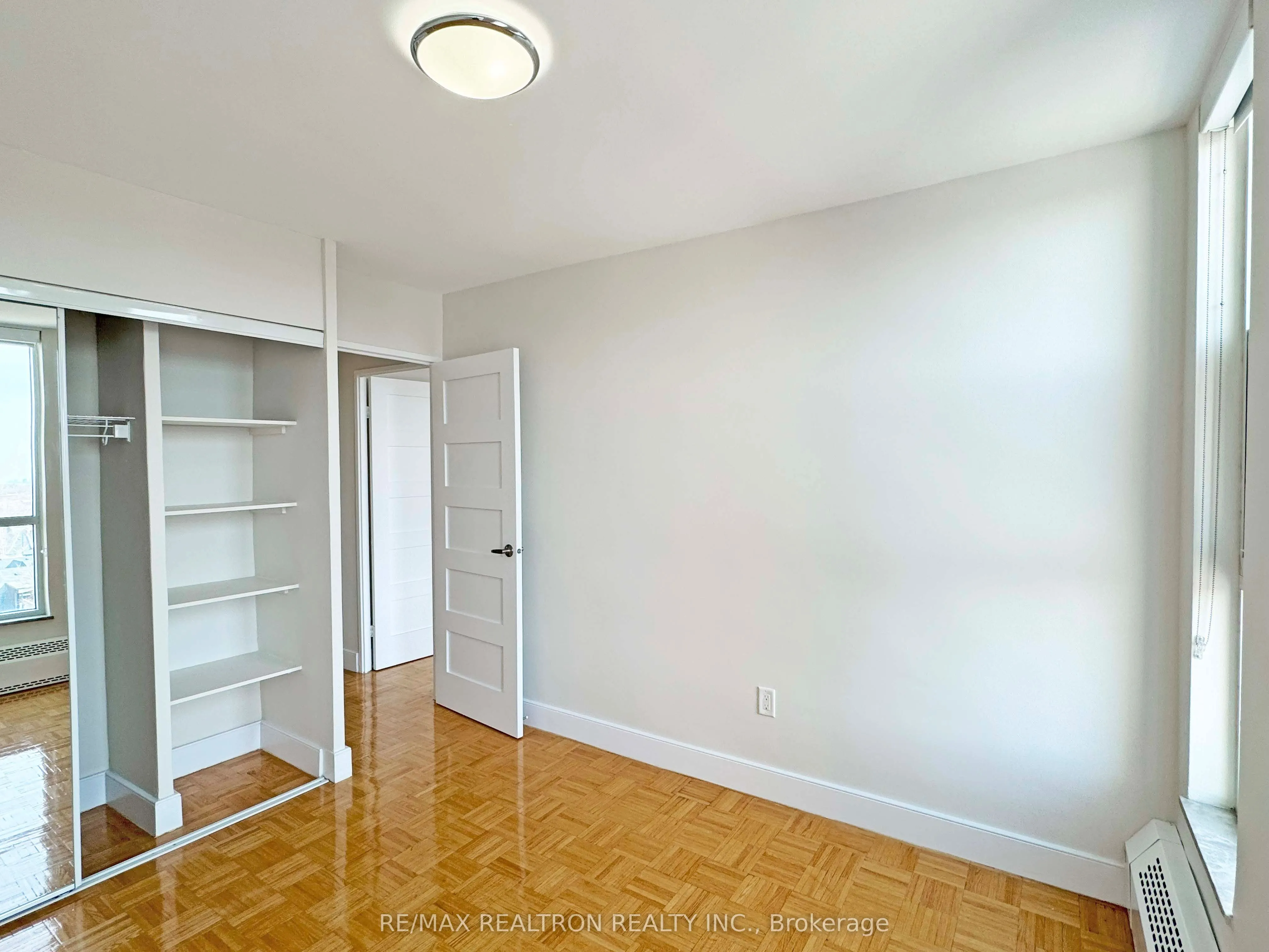 666 Spadina Avenue, #811