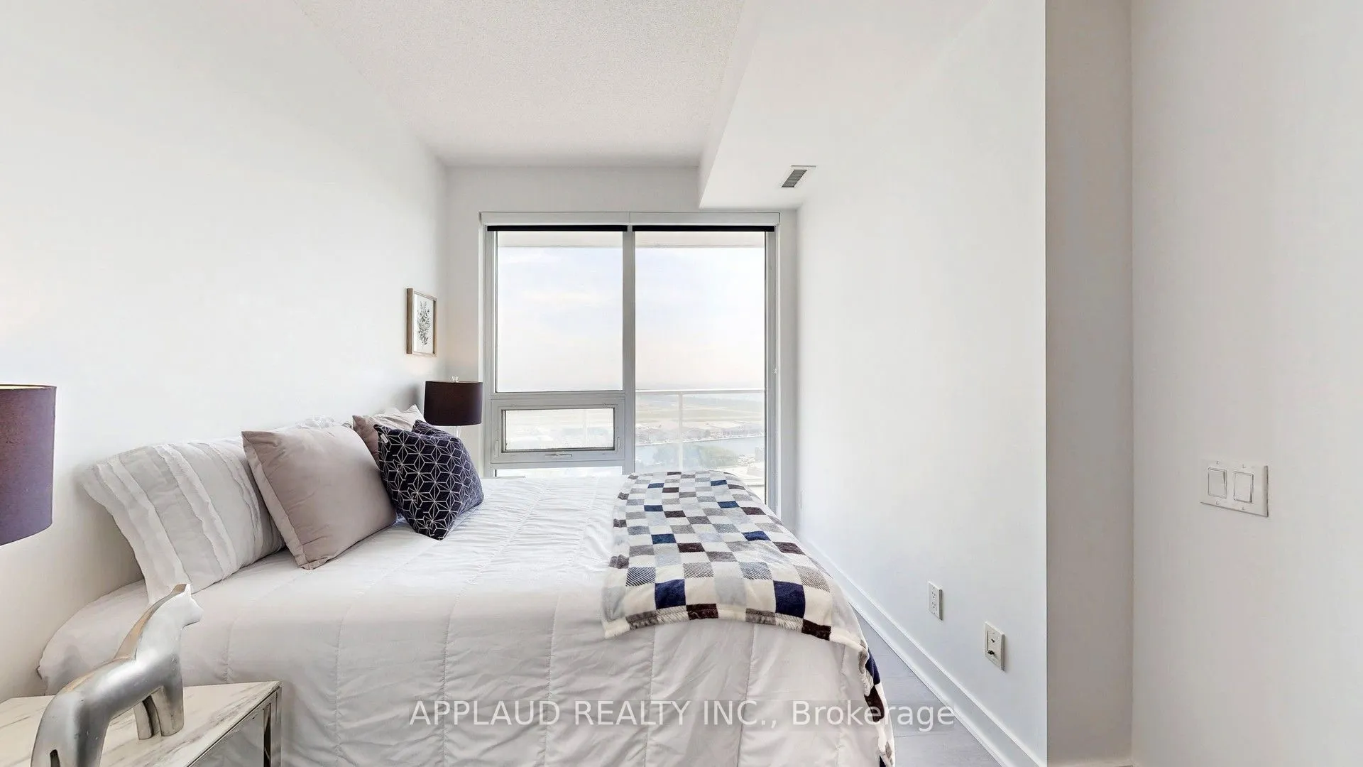 17 Bathurst Street, #3302