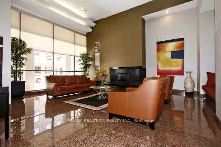 736 Bay Street, #513