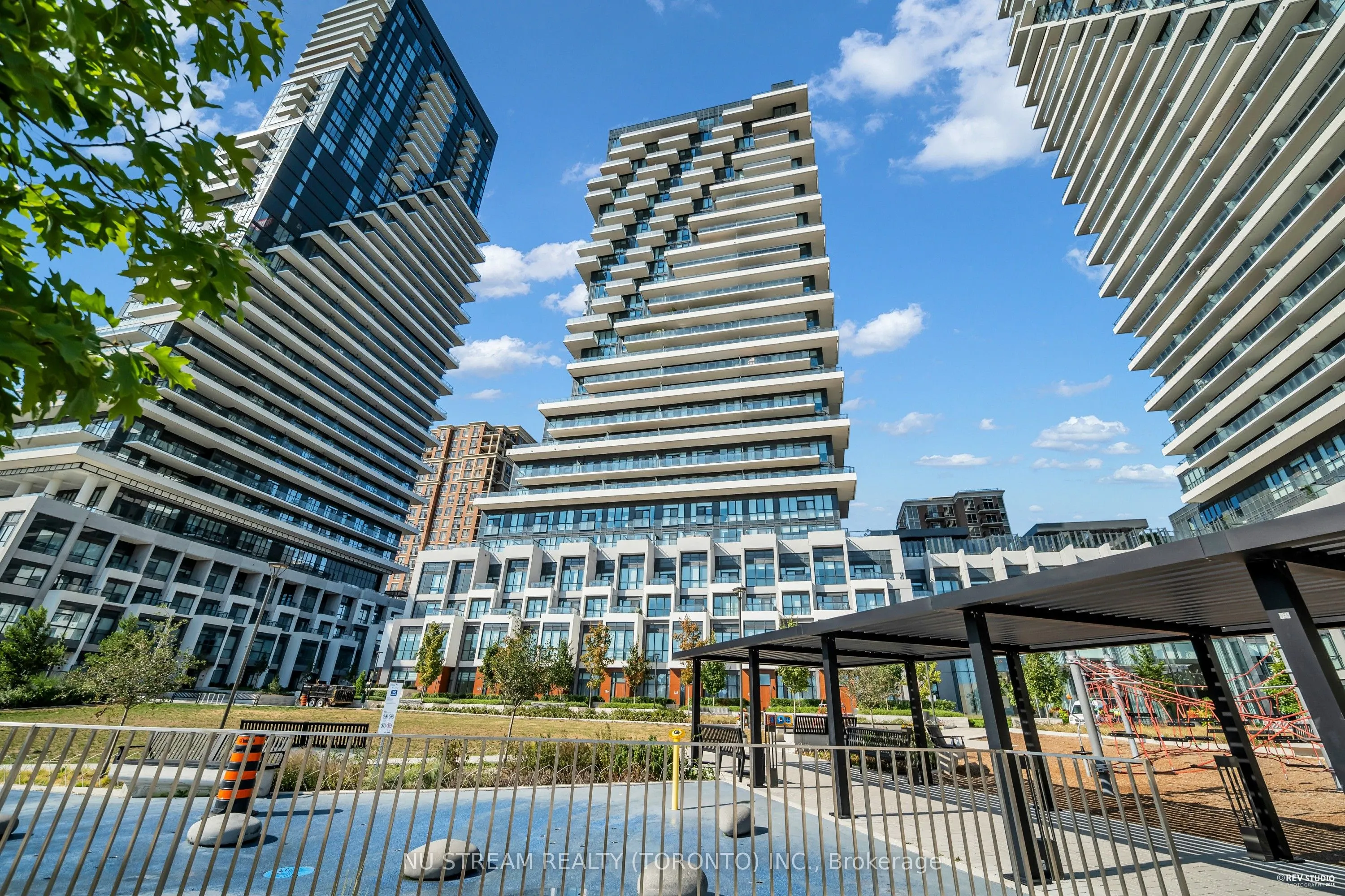 20 Inn On The Park Drive, #330