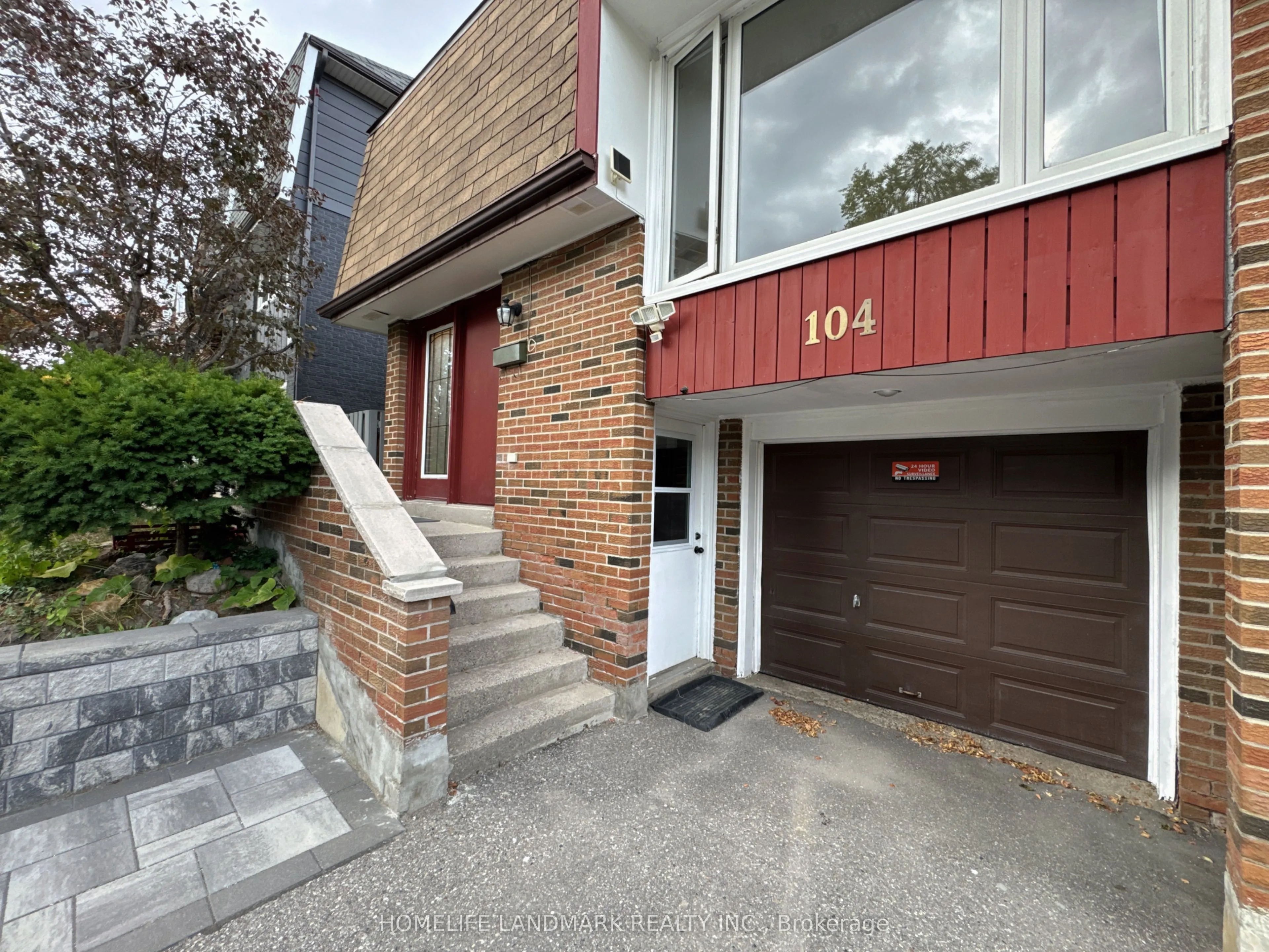 104 Loganberry Crescent