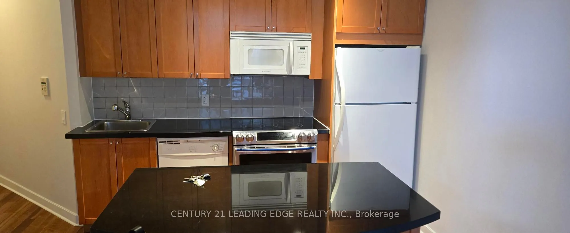 85 Bloor Street E, #909