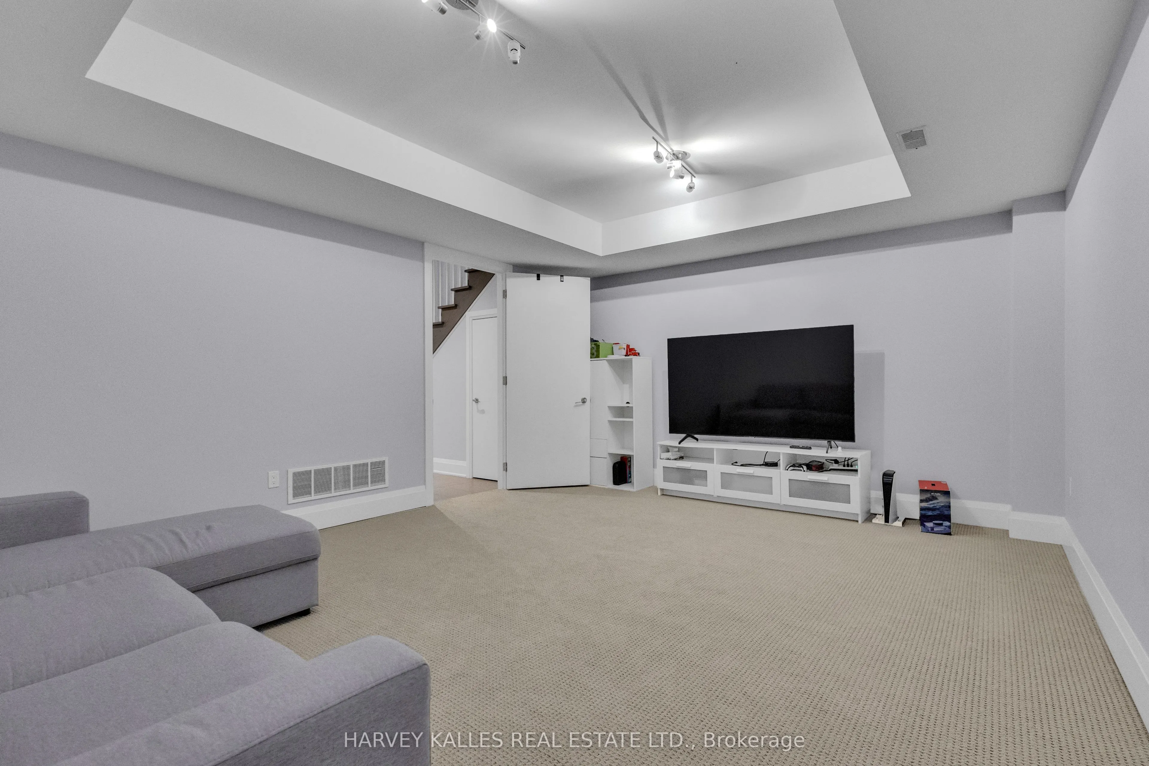 1256 Avenue Road