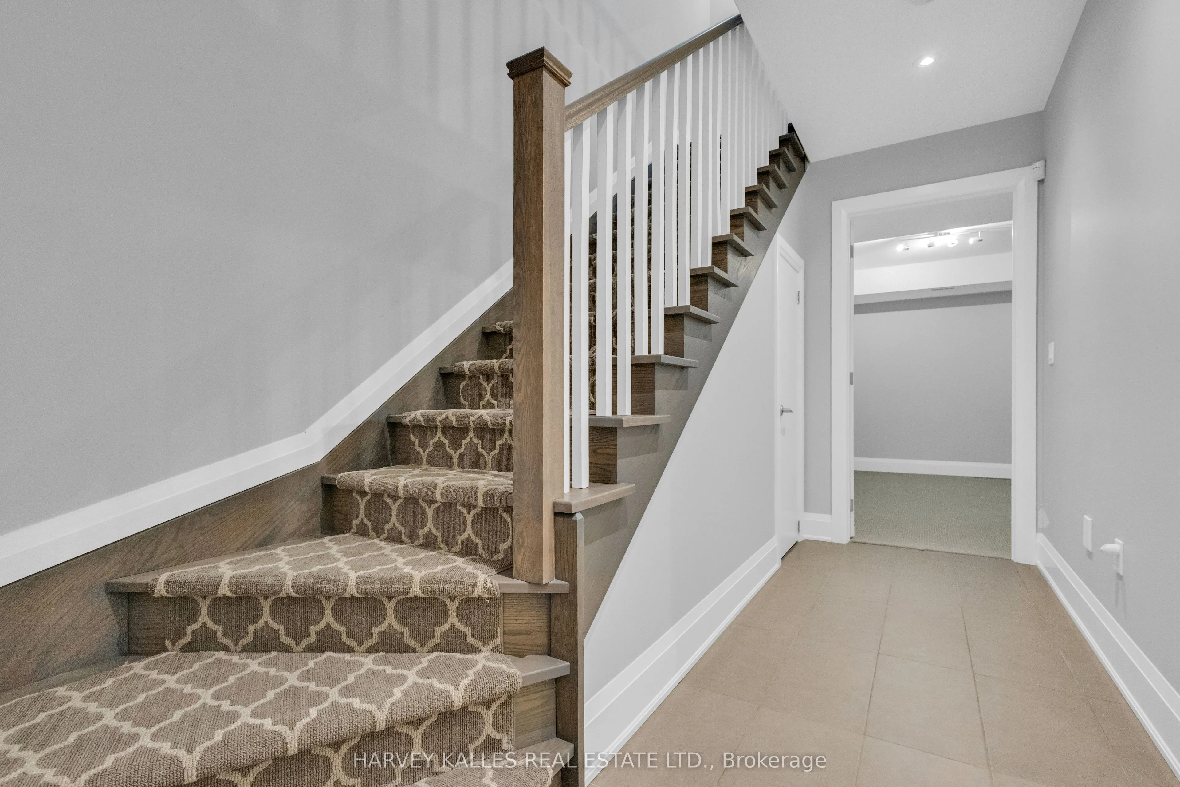 1256 Avenue Road